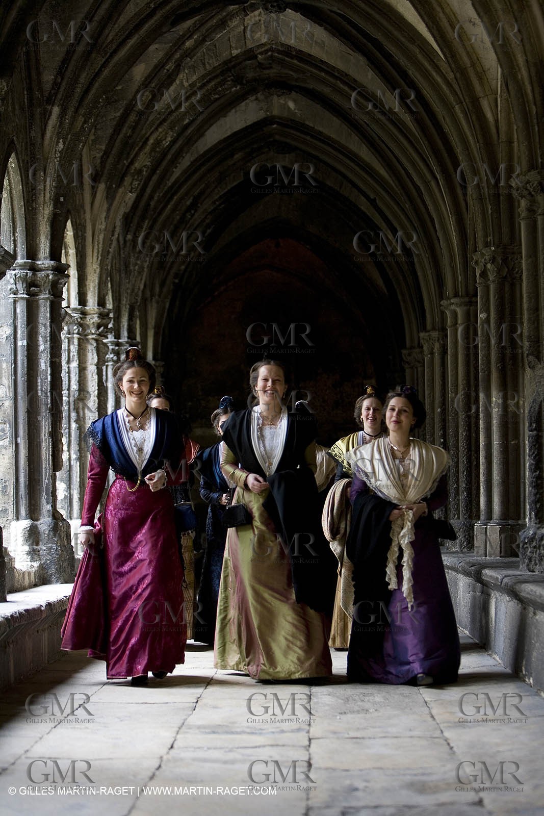 04 03 2007 - Arles - Queen of Arles and her assistants - winter costume trials