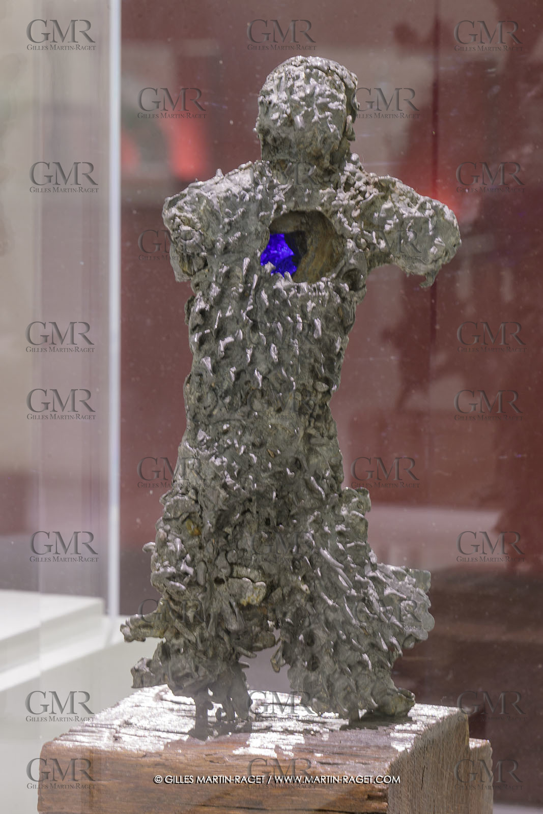 02 05 2023, Paris (FRA), oeuvre de Germaine Richier, Exposition Centre Pompidou 2023, Plomb avec verre de couleur n° 3 [Homme-oiseau] 1952, Plomb avec verre bleu sur socle de bois, Pièce unique, 37 x 13 x 14 cm, Collection particulière