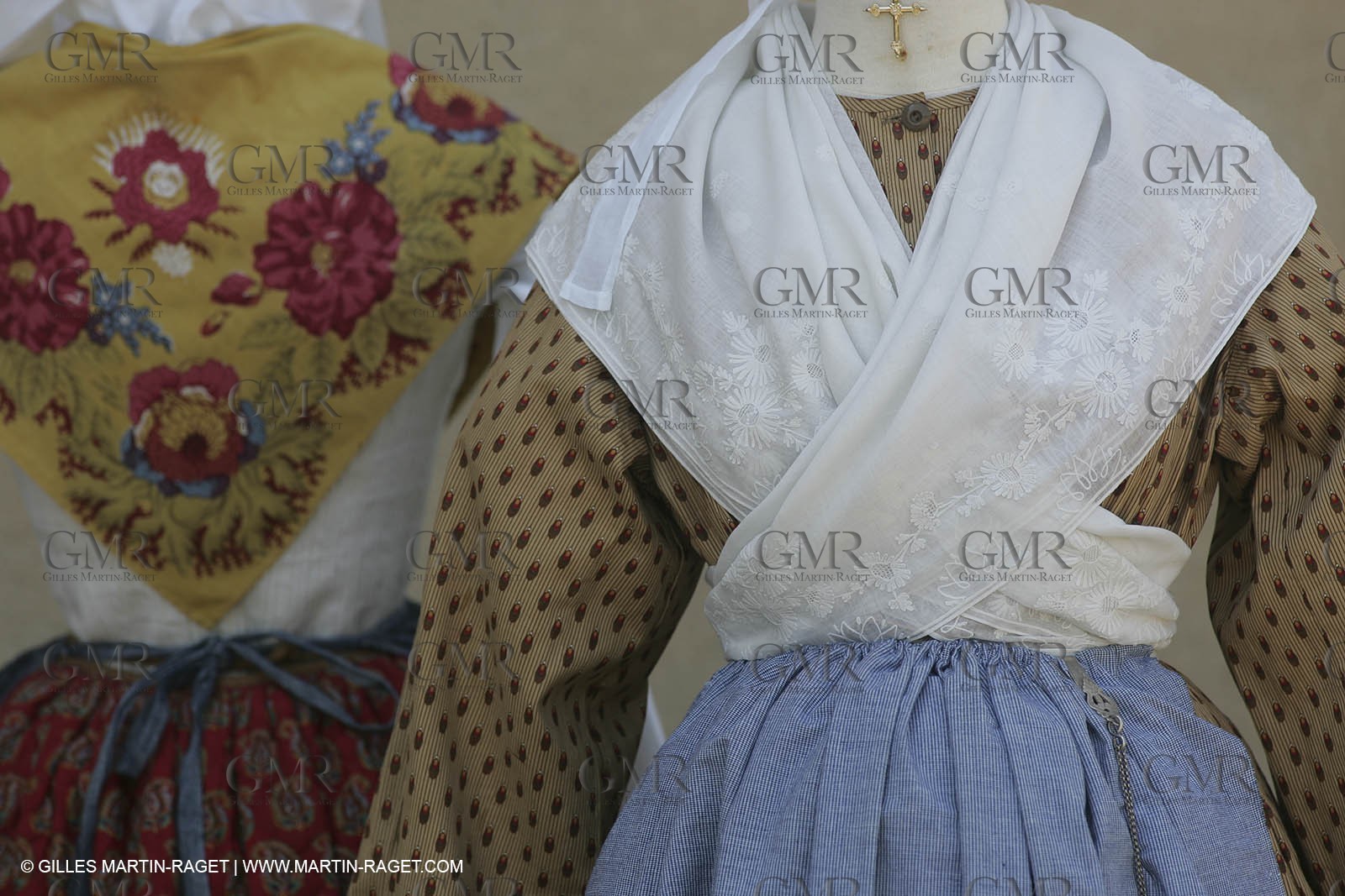 Mai 2004 - La Tour d'Aigues (FRA, 84) Costumes anciens pour l'exposition Femmes du Midi