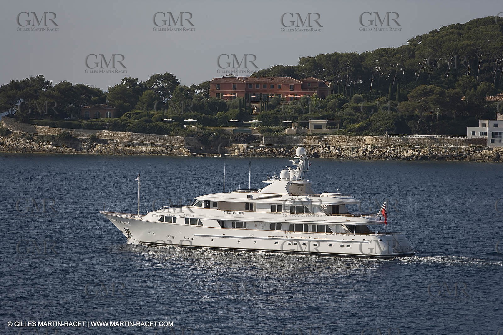 28 07 2007 - St Jean Cap Ferrat - SuperYachts - Motor Yachts - Hampshire