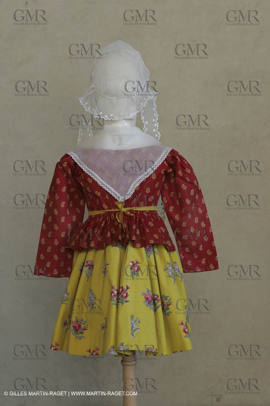 May 2004 - La Tour d'Aigues (FRA, 84) - Old costumes for women of the South exhibition