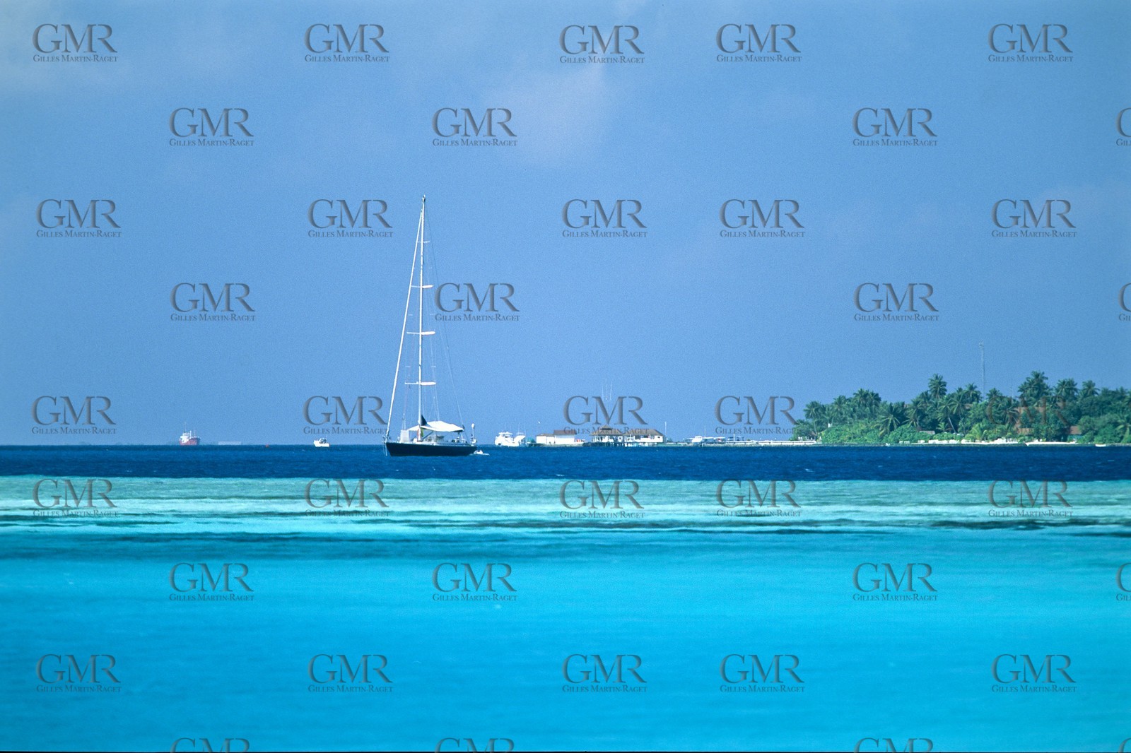 Destination croisiere - Maldives - A côté d'une île