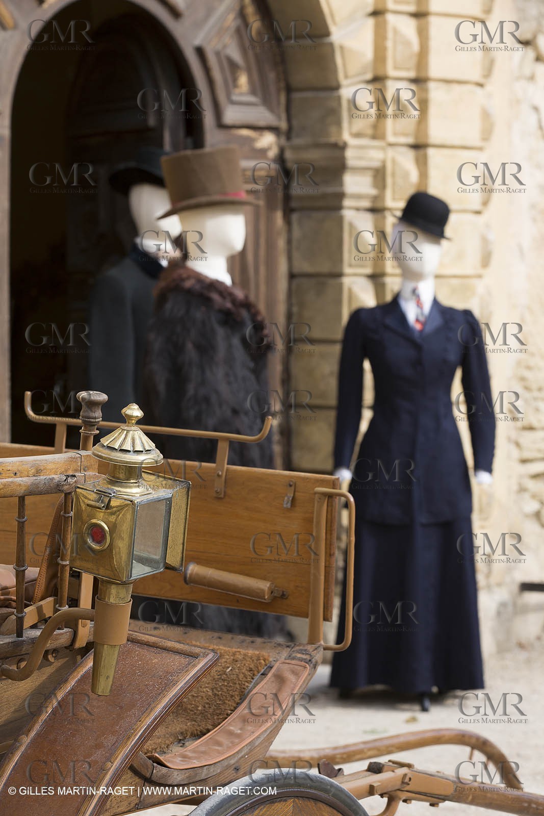 31 10 2013 - Ansouis (FRA,84) - Chateau d'Ansouis - Costumes de l'exposition Habits d'hommes