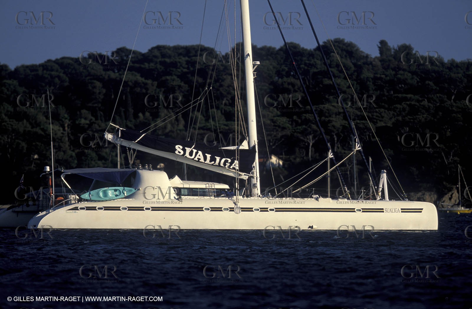 Multicoque au mouillage