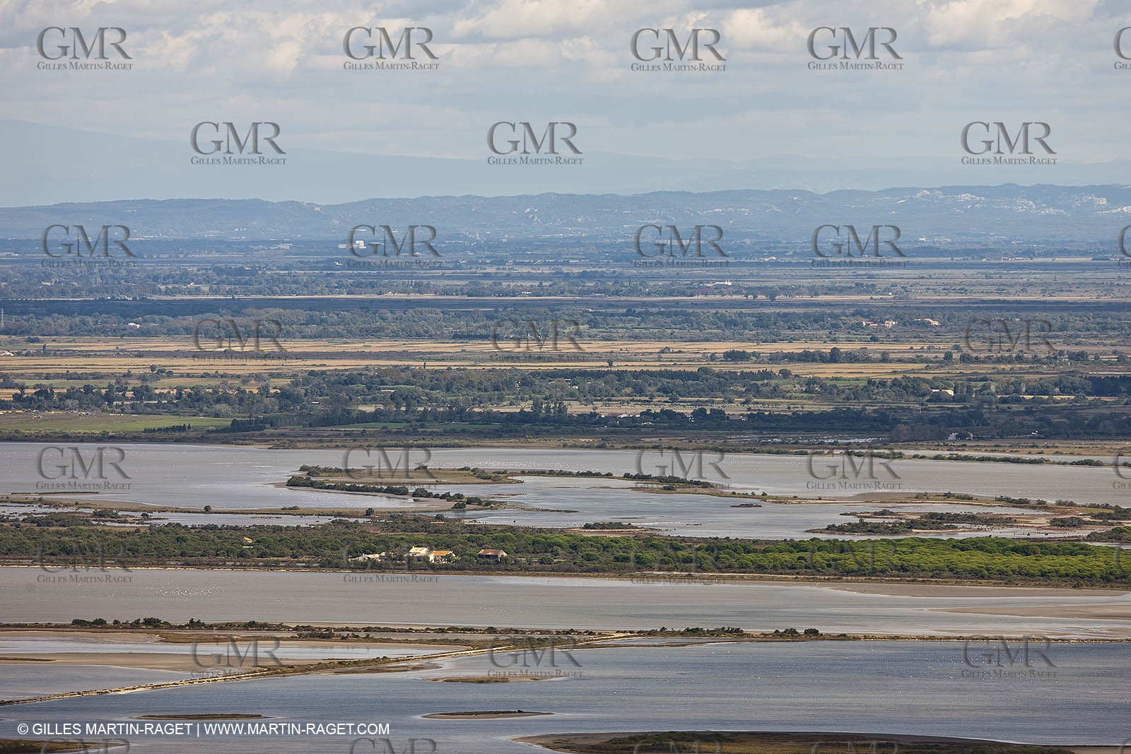 25 09 2010 - photos aériennes du littoral provençal entre l'étang de Berre et la Grande Motte via la Camargue - Camargue nord et plaine d'Arles