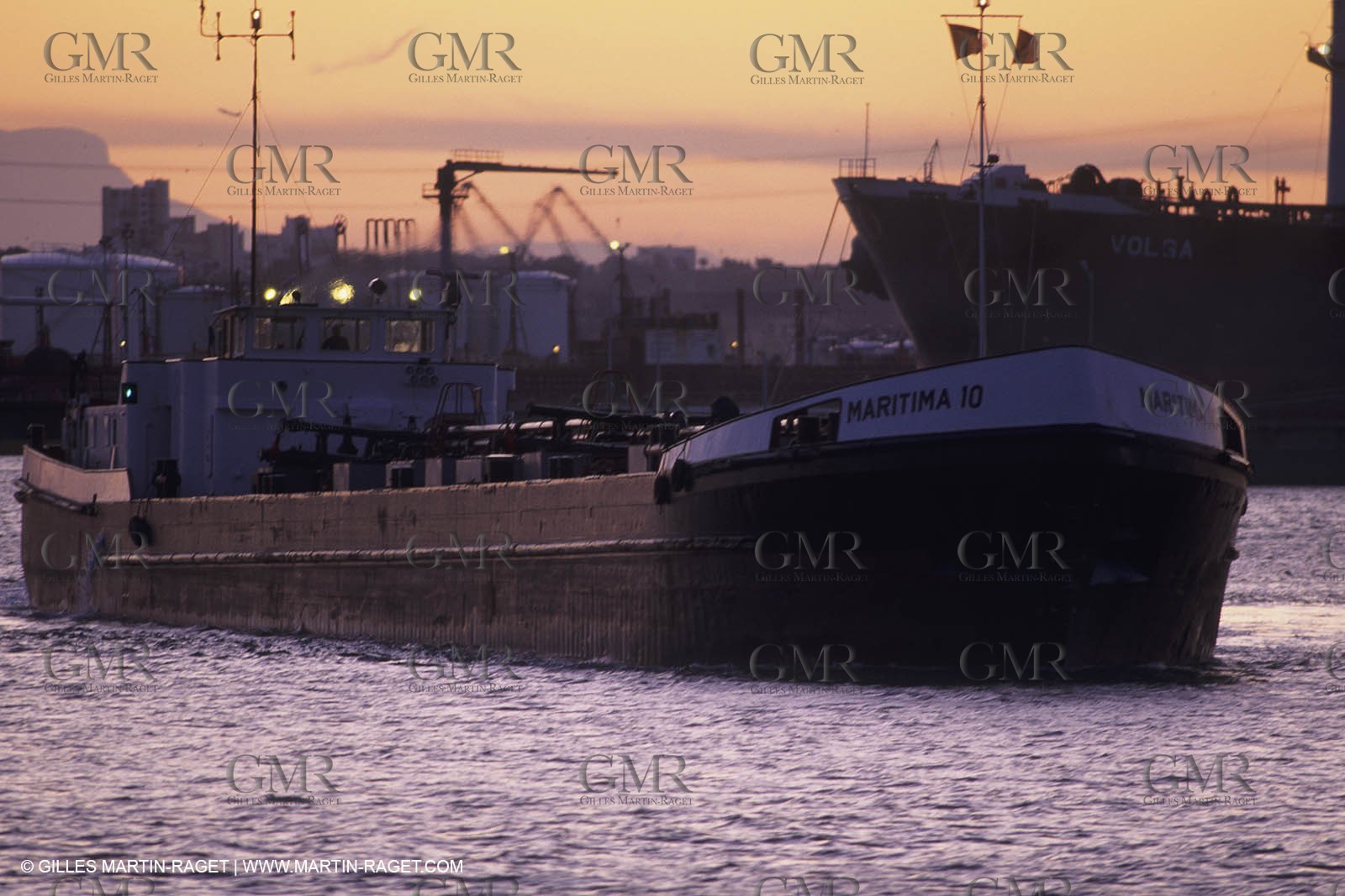 Monde maritime, opérations porturaires, ports, manoeuvres, marine world, harbour operations, maritime shipping,