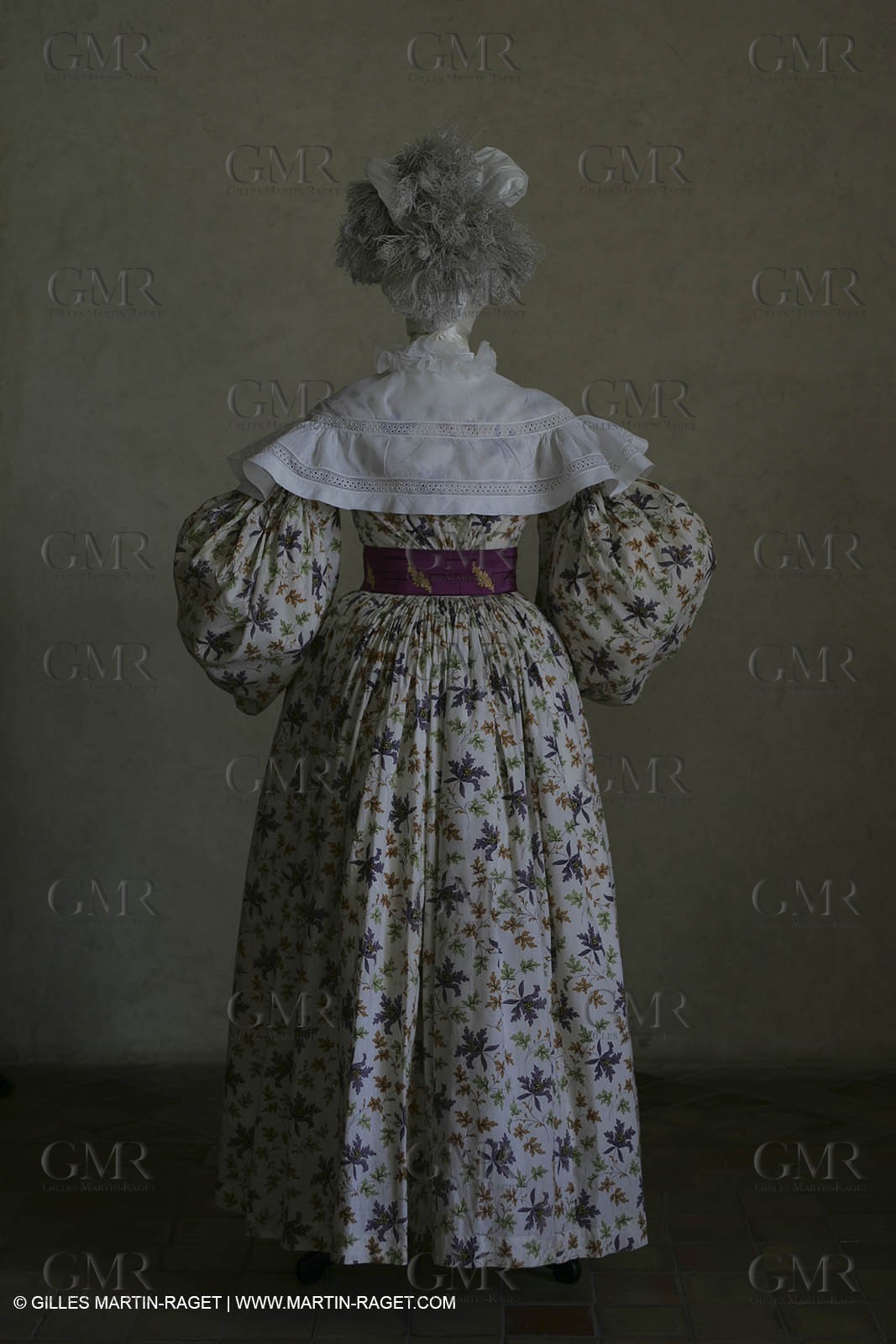 Mai 2004 - La Tour d'Aigues (FRA, 84) Costumes anciens pour l'exposition Femmes du Midi