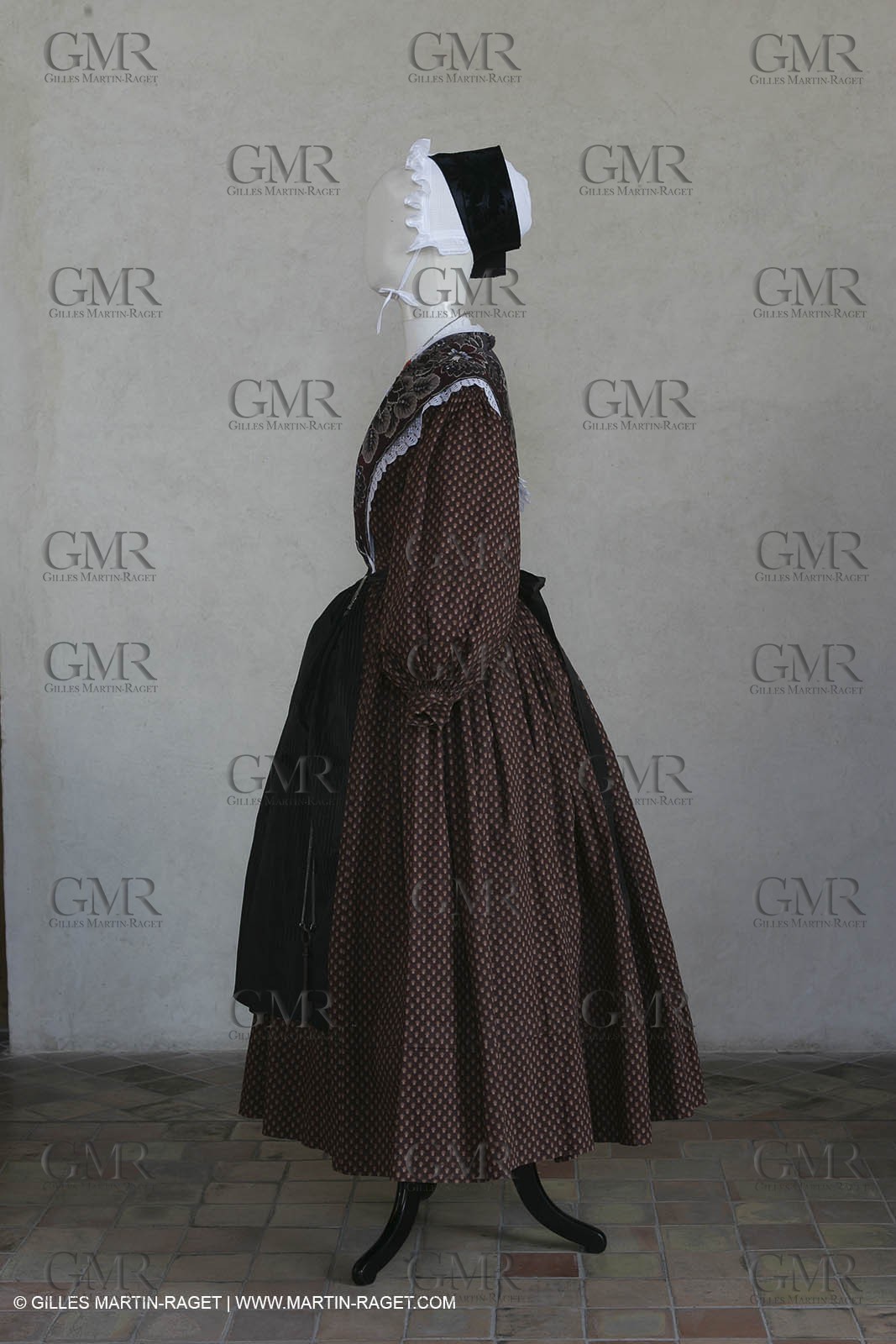 May 2004 - La Tour d'Aigues (FRA, 84) - Old costumes for women of the South exhibition