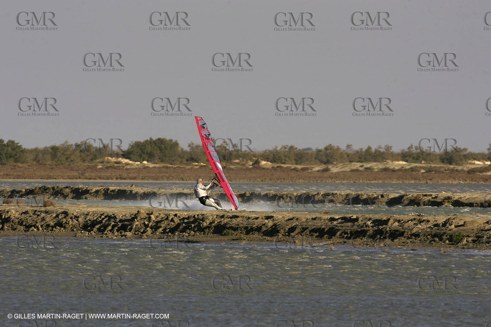 13 11 2004 - Les Saintes Maries de la mer (France) - Irish sailboarder Finian Maynard beat the overall sailing speed record with a run at 46,82 knts.