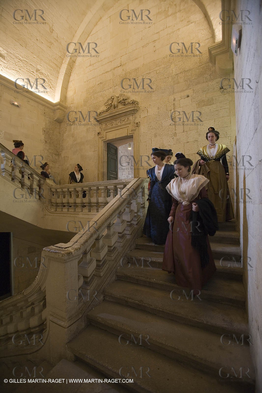 04 03 2007 - Arles - Queen of Arles and her assistants - winter costume trials