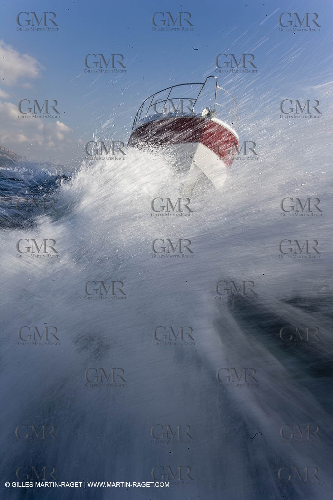 Bateau à Moteur en Route