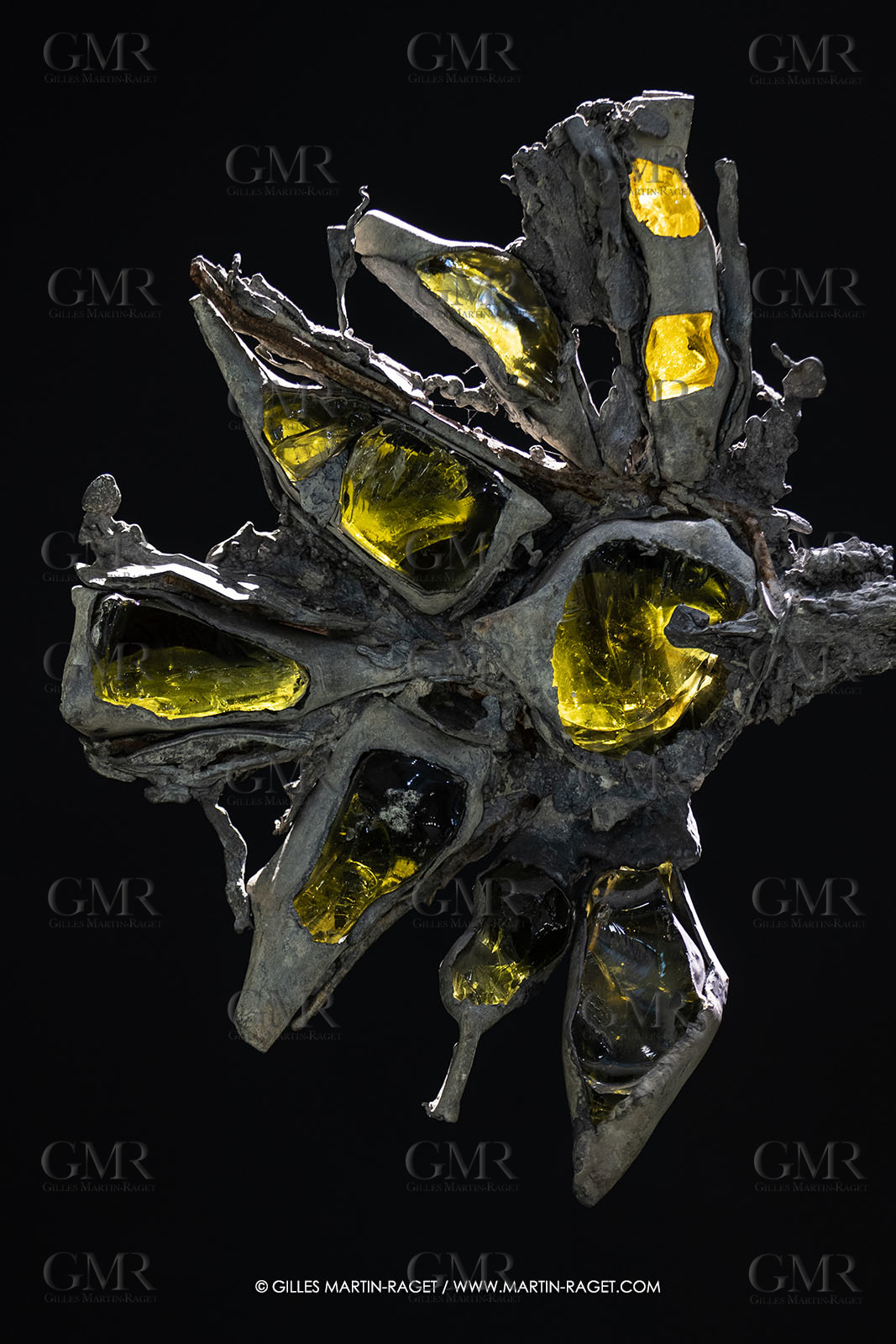 28 02 2023, Paris (FRA), oeuvre de Germaine Richier, Exposition Centre Pompidou - Musée Fabre 2023,  La Croix avec verres de couleurs 1953, Plomb avec verres colorés jaune et bleu, Pièce unique, 210 x 161,5 x 75 cm, Collection famille Germain Richier