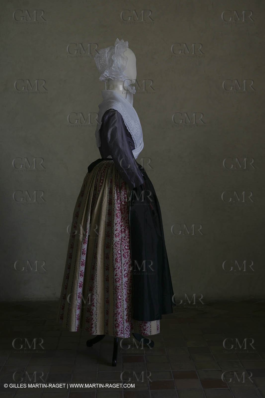 Mai 2004 - La Tour d'Aigues (FRA, 84) Costumes anciens pour l'exposition Femmes du Midi