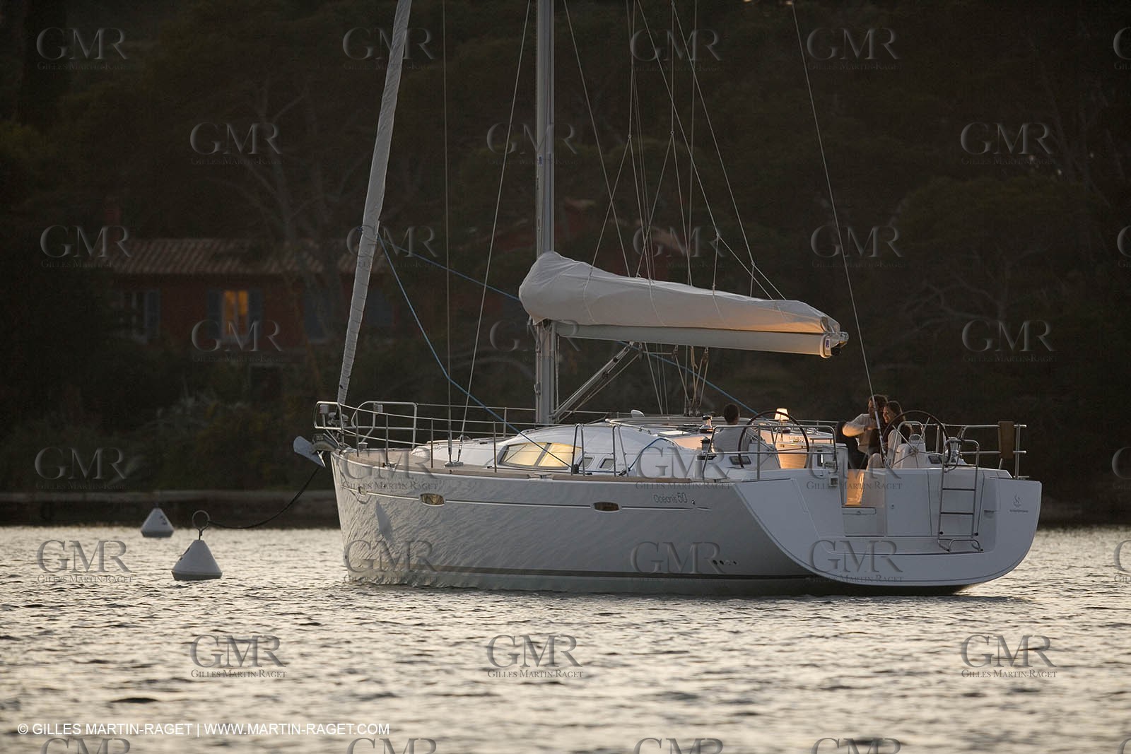 Monocoque de croisiere au mouillage