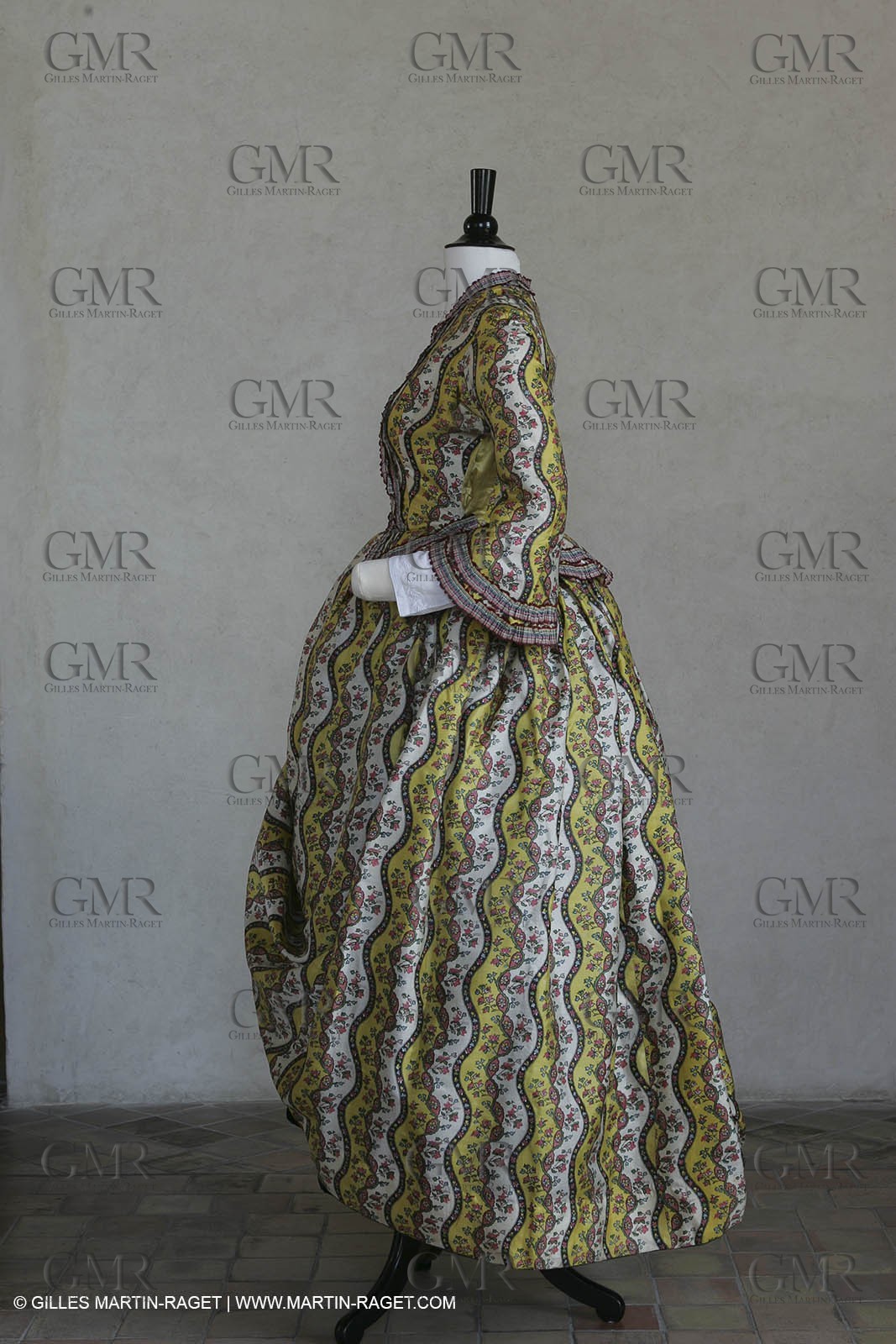 May 2004 - La Tour d'Aigues (FRA, 84) - Old costumes for women of the South exhibition