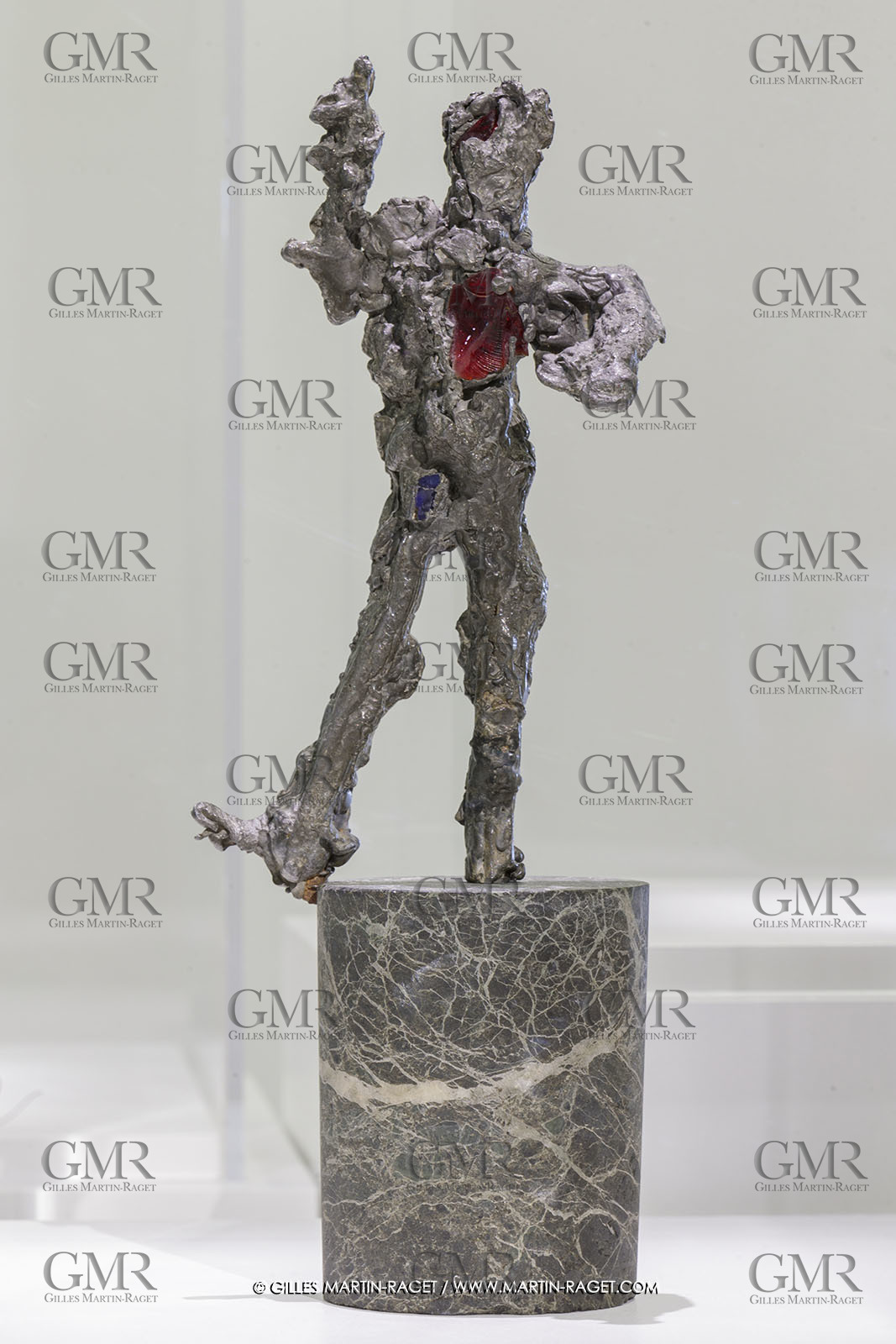02 05 2023, Paris (FRA), oeuvre de Germaine Richier, Exposition Centre Pompidou 2023, Plomb avec verre de couleur n° 49 1953, Plomb et verre rouge, Pièce unique, 28 x 13 x 12 cm, Galerie de la Béraudière, Bruxelles