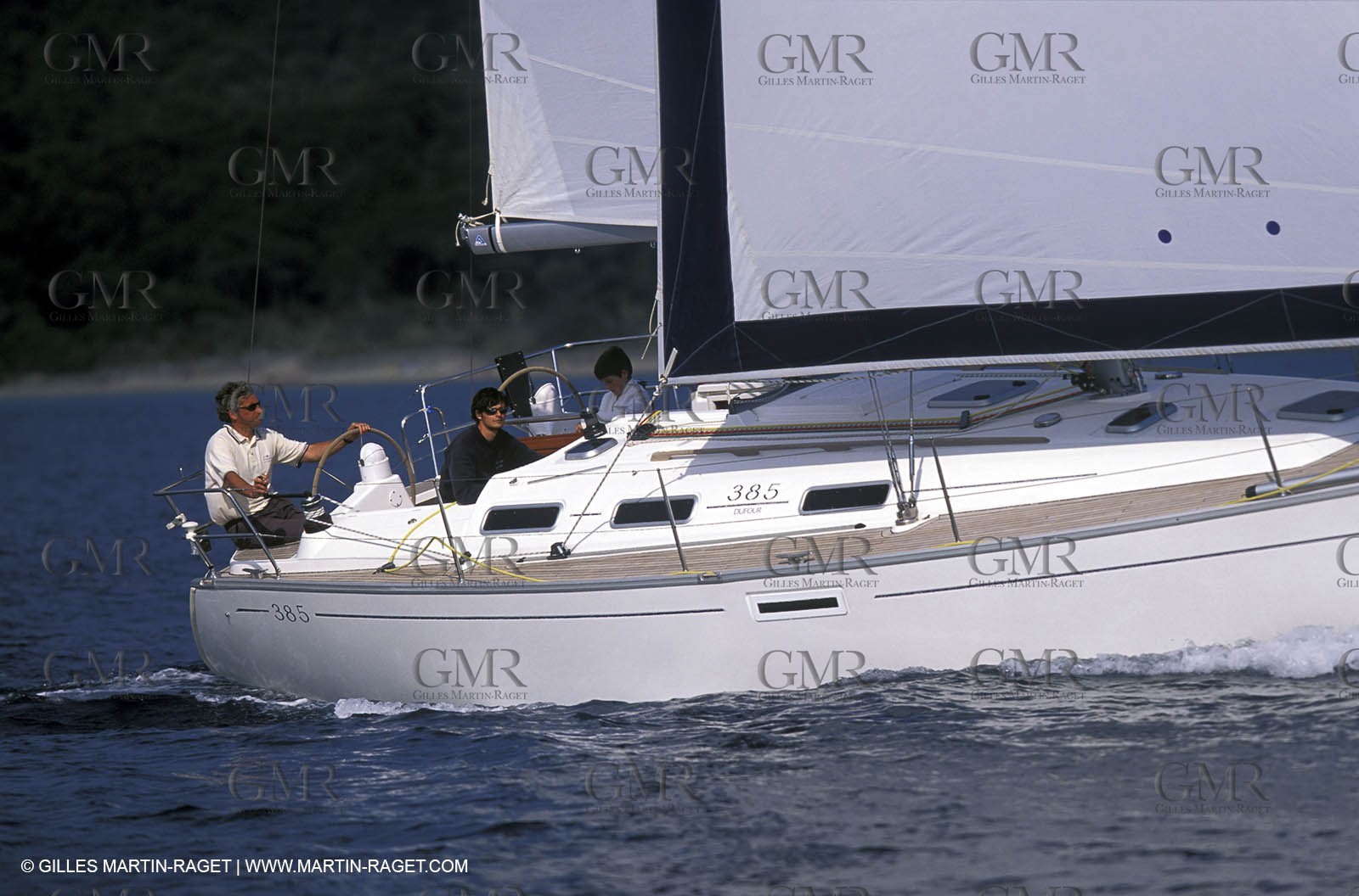 Crusing monohull sailing