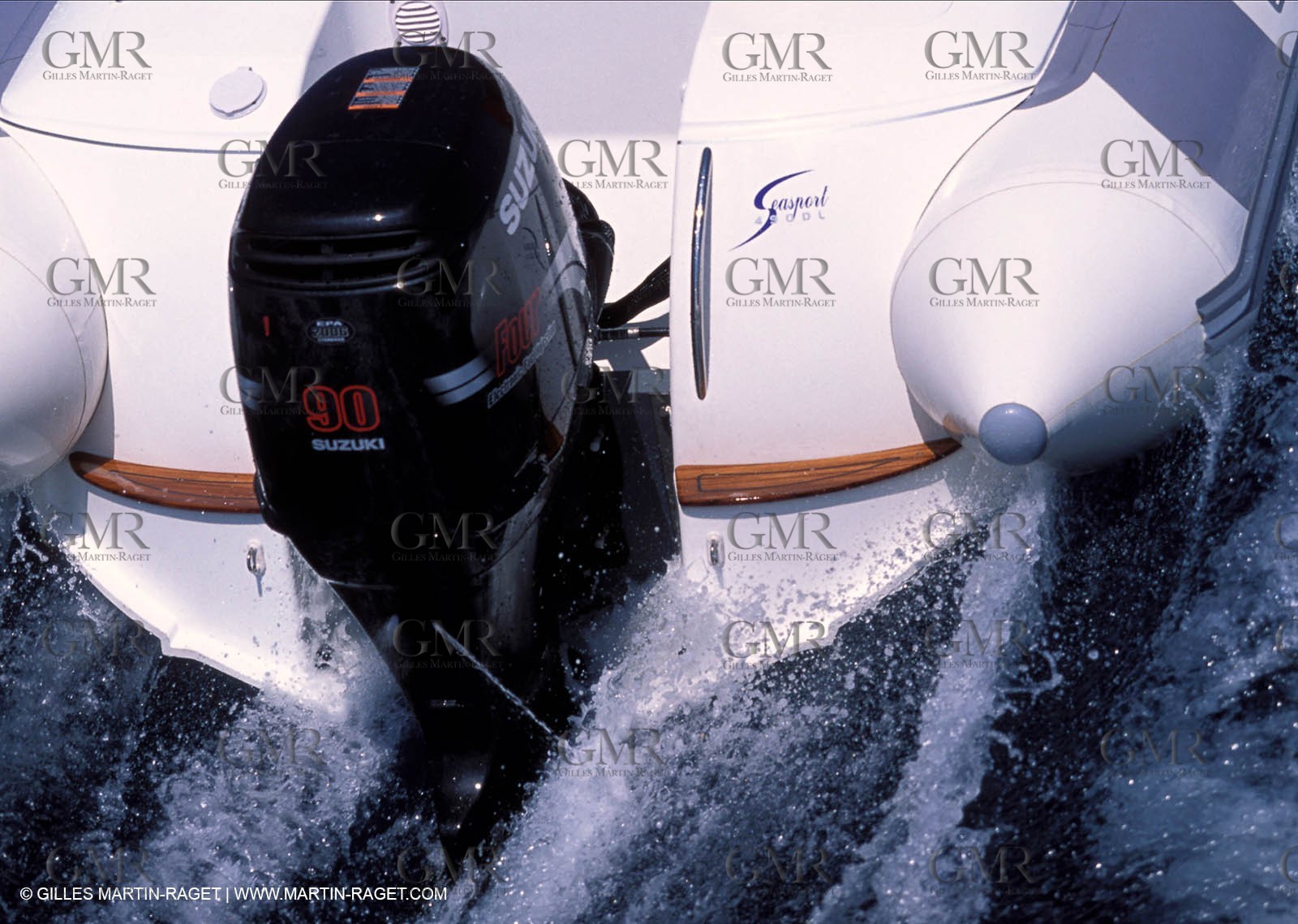 Bateau à Moteur en Route