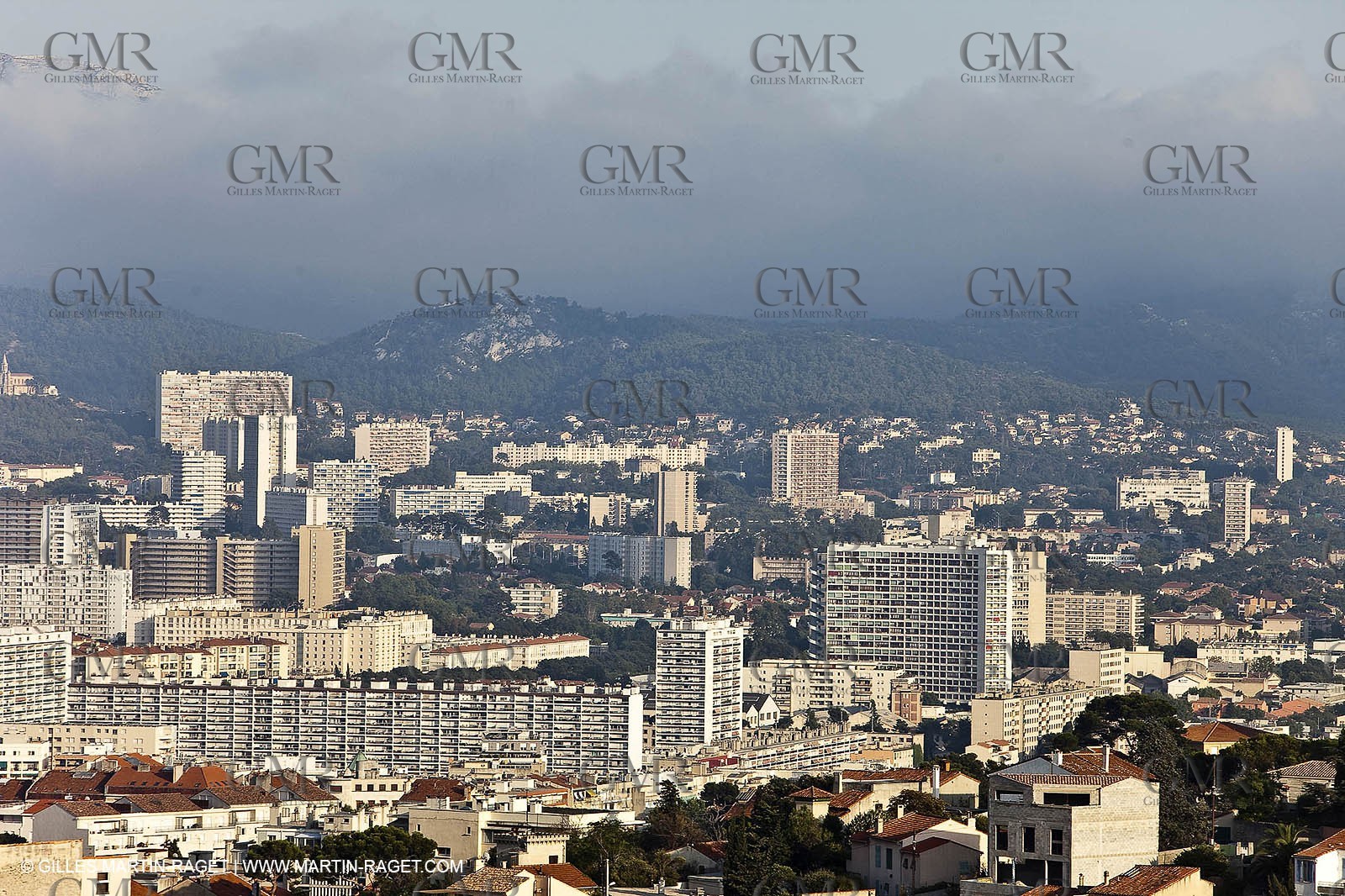 06 08 09 - Marseille - La neble - Brouillard sur les calanques et îles de Marseille