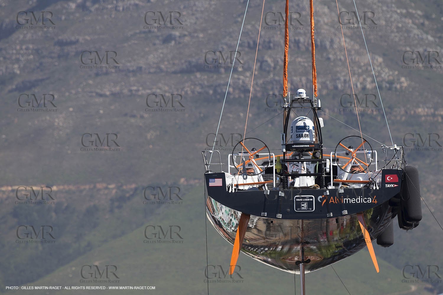07 11 2014, Capetown (ZAF), Volvo Ocean Race 2014-15, Team Alvimedica, boat being lifted with the iconic Table Mountain as a background