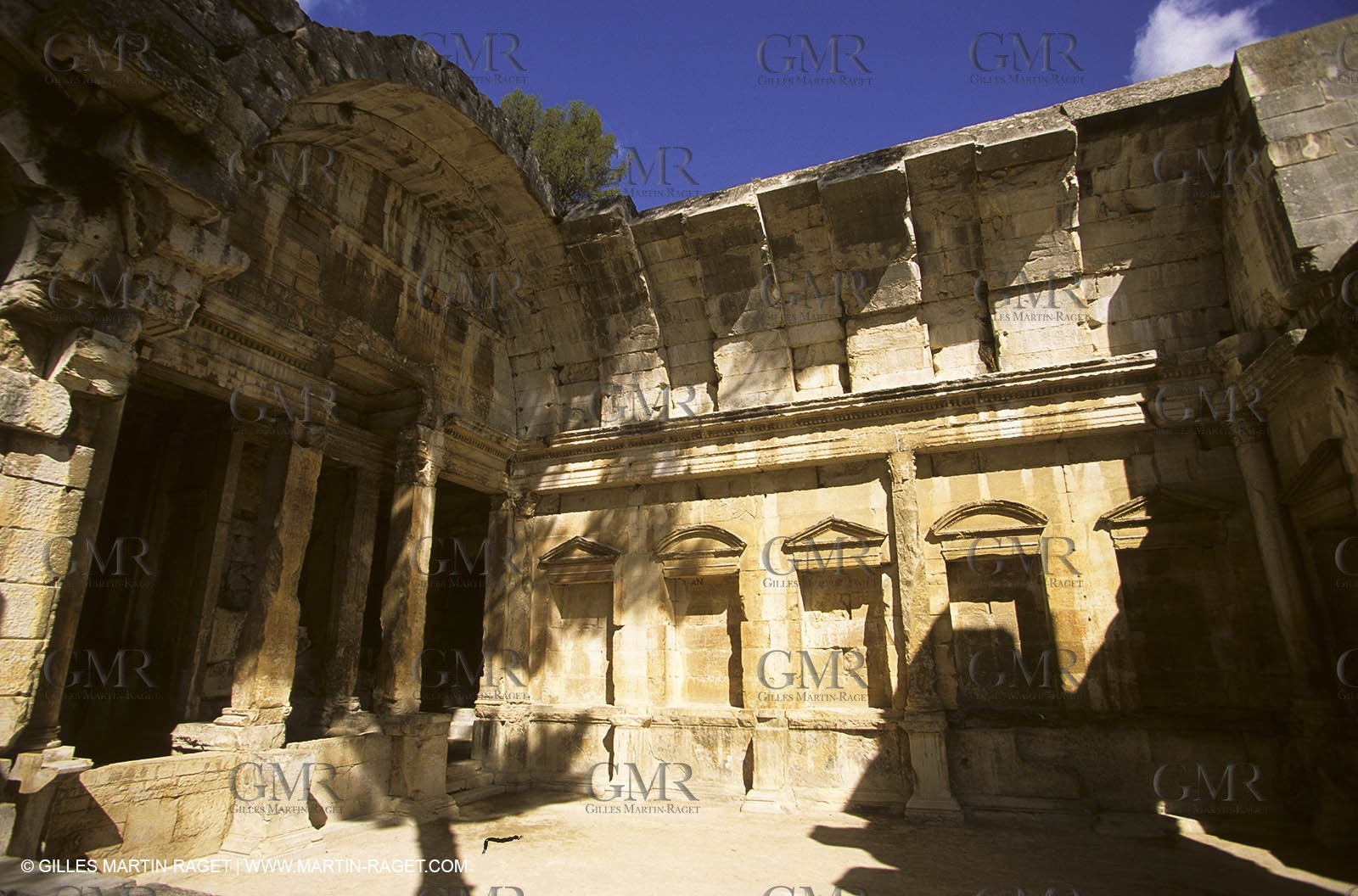 Nîmes - Jardin de la Fontaine - Temple de Diane