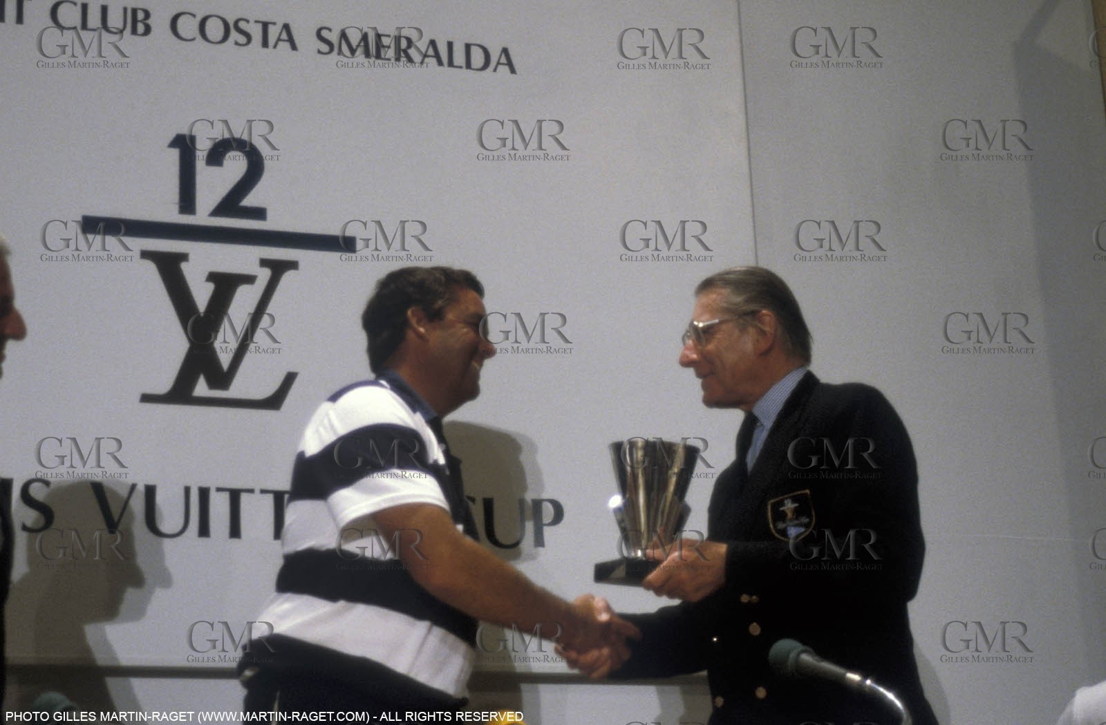 Dennis Conner reçoit la Louis Vuitton Cup des mains d'Henri Racamier, America's Cup, Fremantle 1987