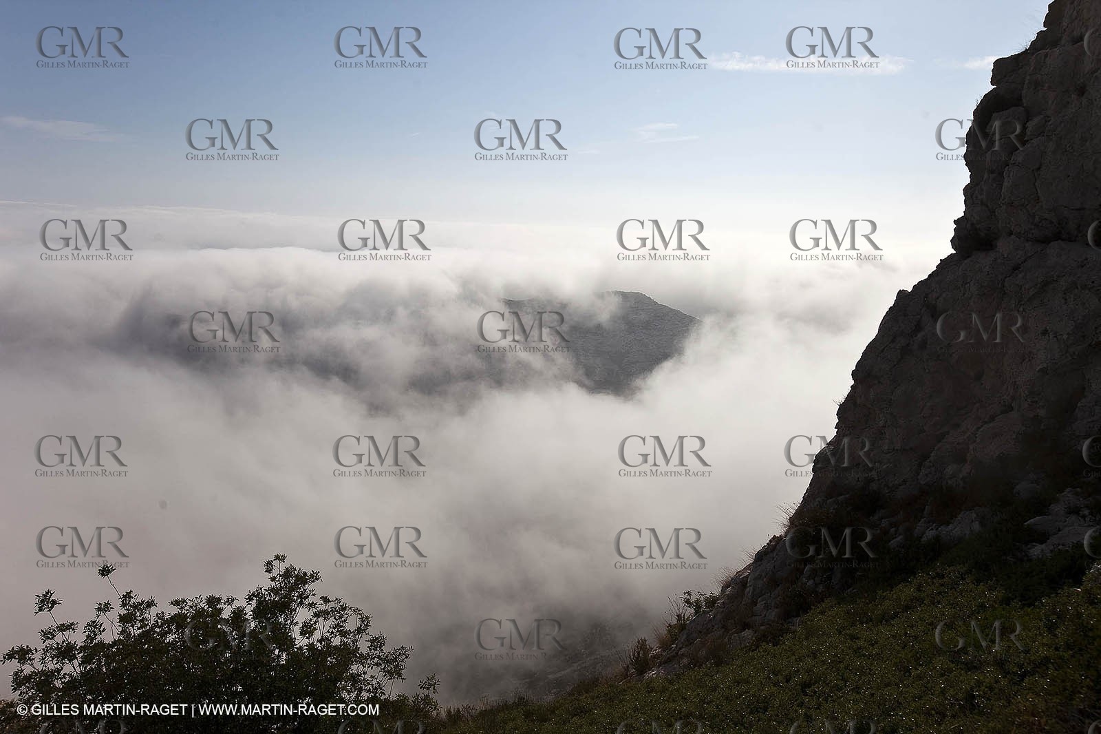 06 08 09 - Marseille - La neble - Brouillard sur les calanques et îles de Marseille