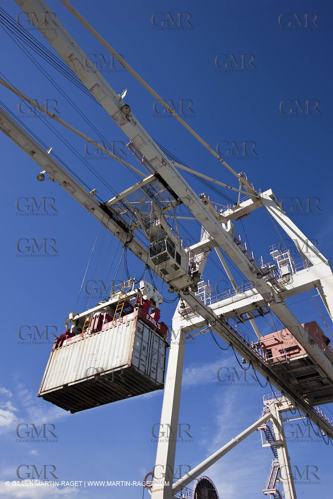 01 03 2011 - San Frnacisco (USA,CA) - Harbour operations - ship details - ship unloading - containers