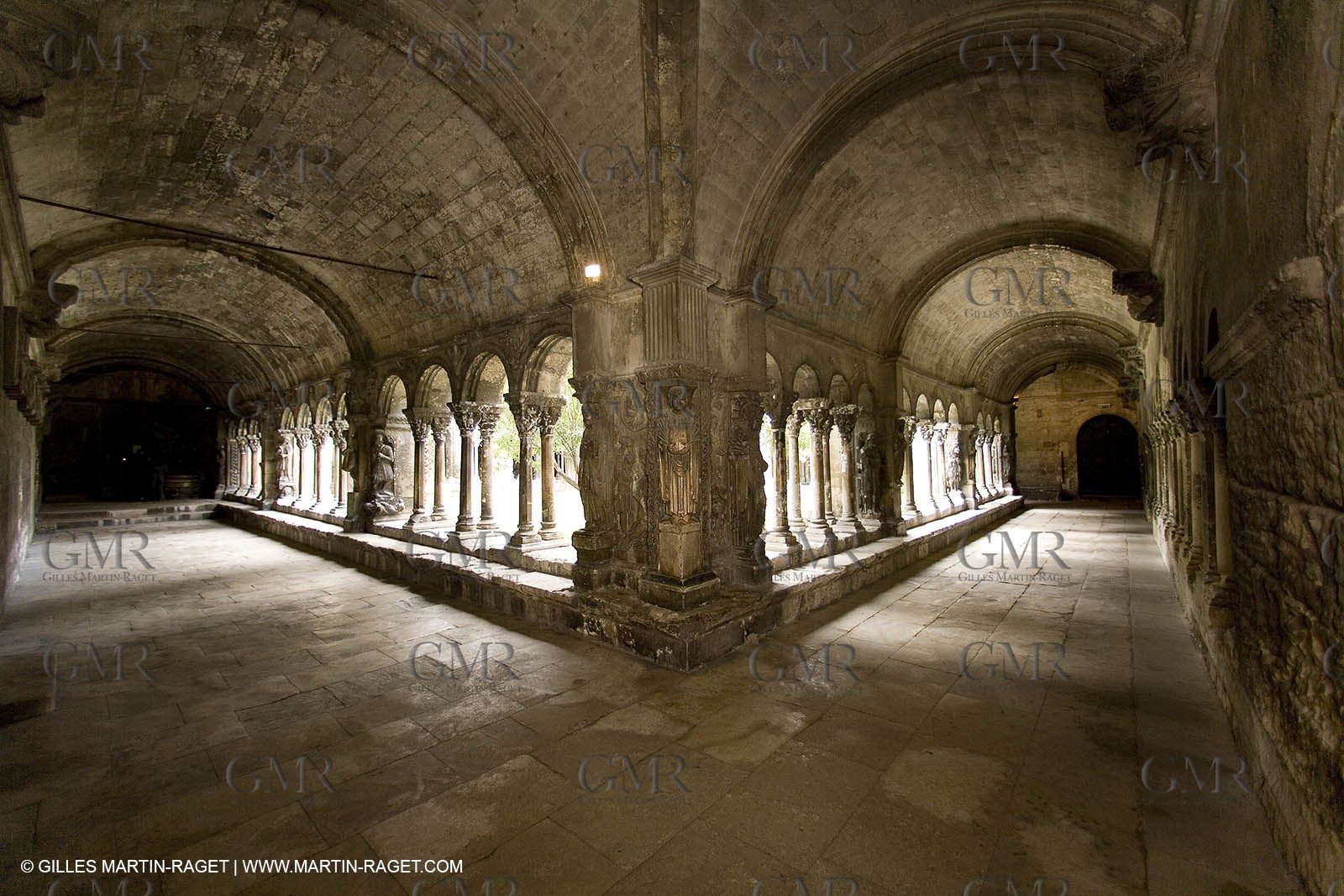 04 03 2007 - Arles (13, FRA) - Reine d'Arles et ses demoiselles d'honneur - Essayages costumes d'hiver