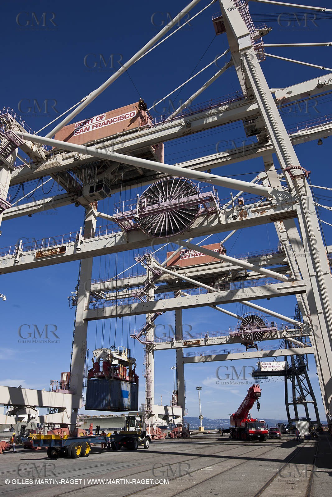 01 03 2011 - San Frnacisco (USA,CA) - Operations portuaires - détails de navires - déchargement de navire - containers
