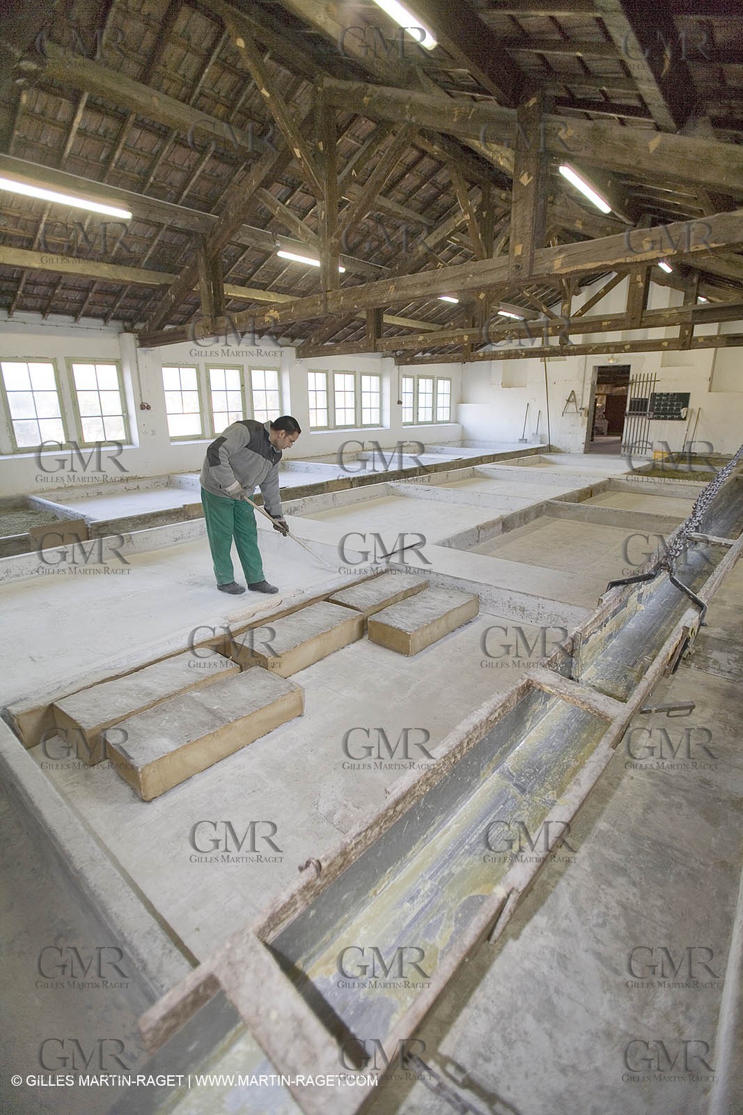 01 02 2007 - Salon de Provence - Fabrication traditionelle du savon de Marseille aux savonneries Marius Fabre - Préparation des bacs avec du talc**01 02 2007 - Salon de Provence - Traditional soap of Marseille making at Marius Fabre soap maker - Tank preparation with talc