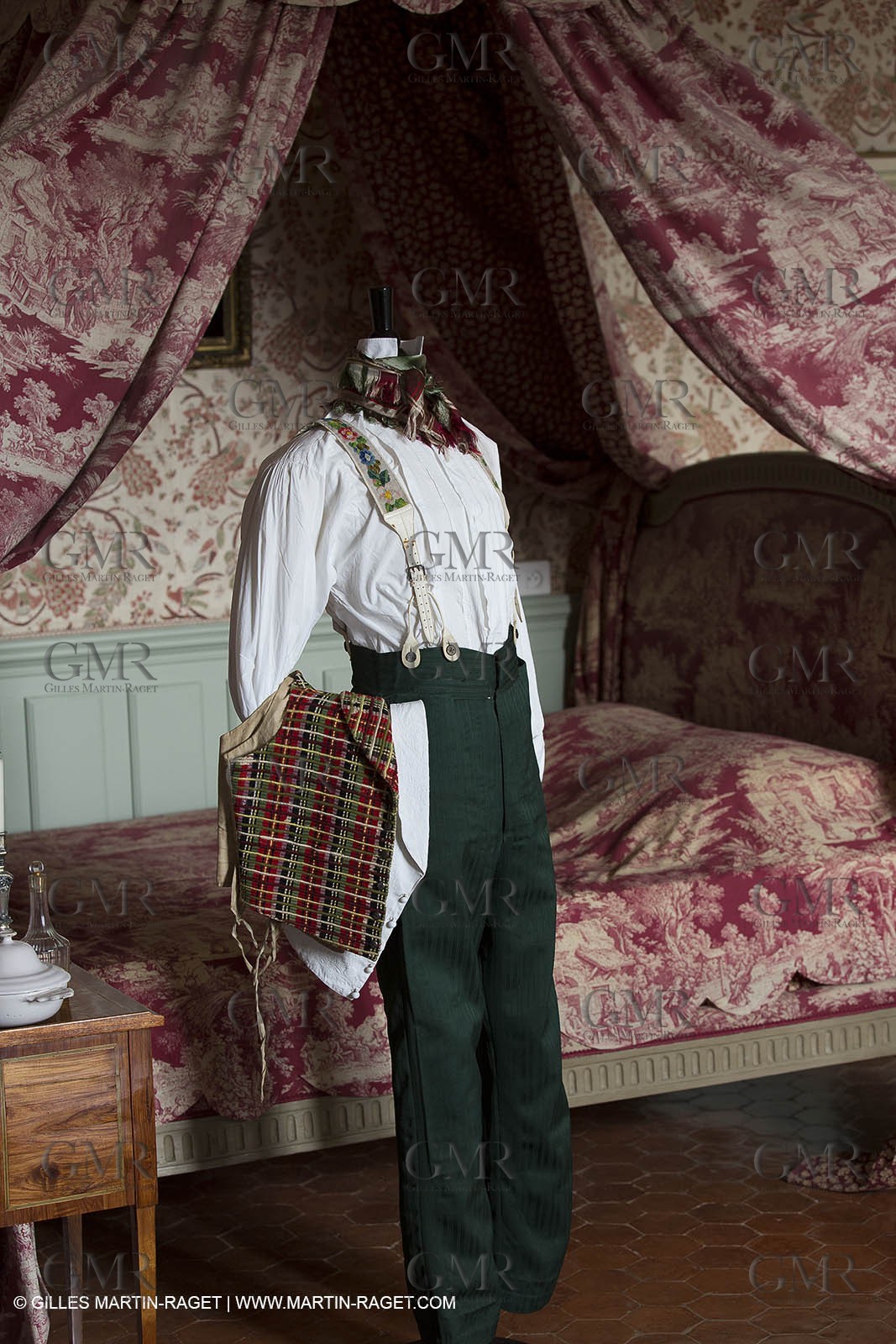 31 10 2013 - Ansouis (FRA,84) - Ansouis castle - Costumes of the exhibit Men costumes