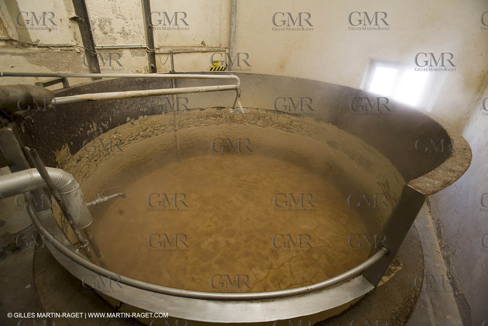01 02 2007 - Salon de Provence - Fabrication traditionelle du savon de Marseille aux savonneries Marius Fabre - Préparation de la pâte à savon**01 02 2007 - Salon de Provence - Traditional soap of Marseille making at Marius Fabre soap maker - soap paste preparation