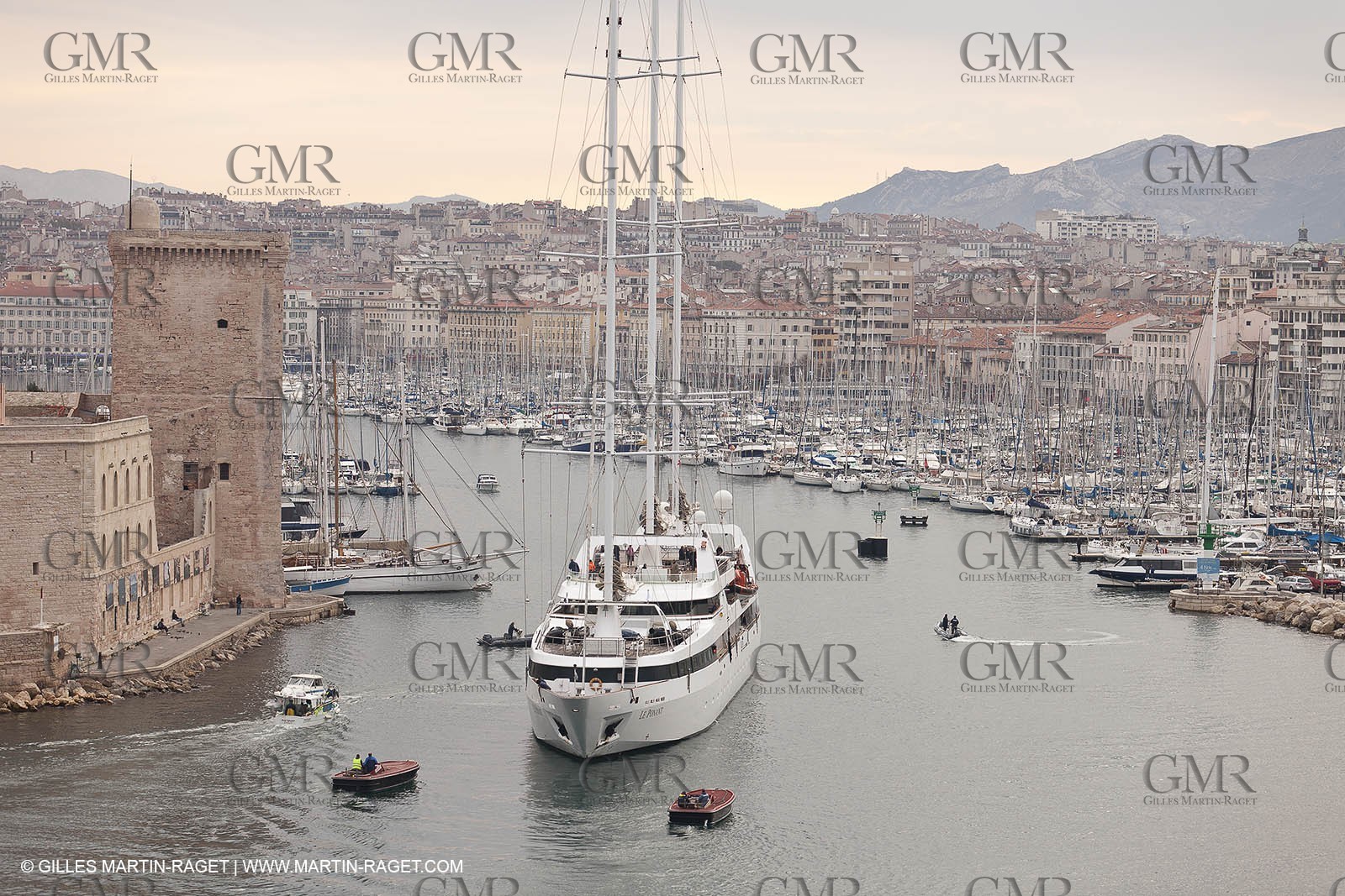 23 10 2010 - Marseille (FRA,13) - Le Ponant - Arrival in Marseille and entrance in the historical port
