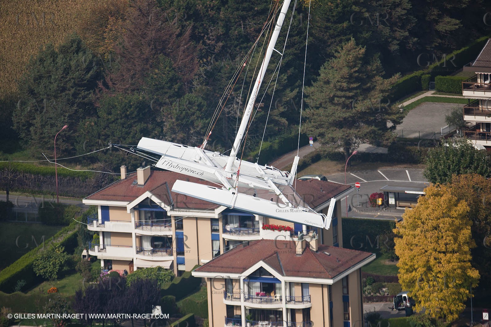 08 10 10 - St Sulpice (SUI) - Hydroptere.ch touches water