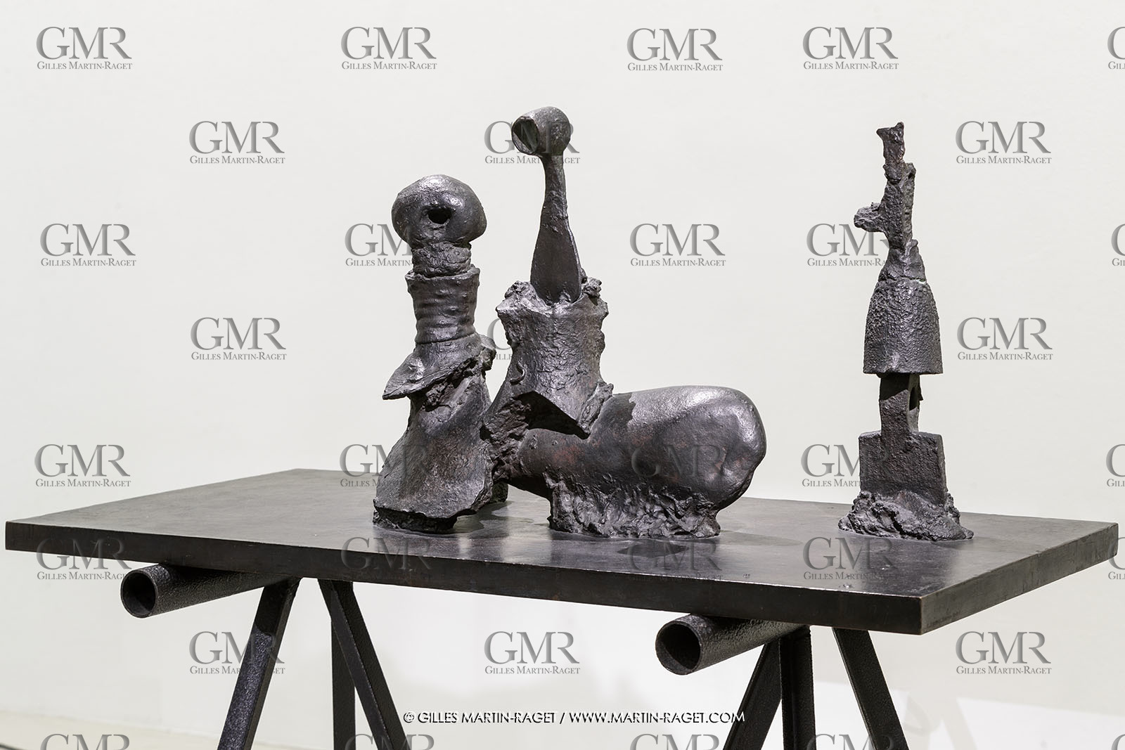 02 05 2023, Paris (FRA), oeuvre de Germaine Richier, Exposition Centre Pompidou 2023,  Trio I ou La Place 1954, Bronze patiné foncé,Numéroté 1 6, Fondeur : L.Thinot, Paris, 56 x 128 x 61 cm, Collection particulière