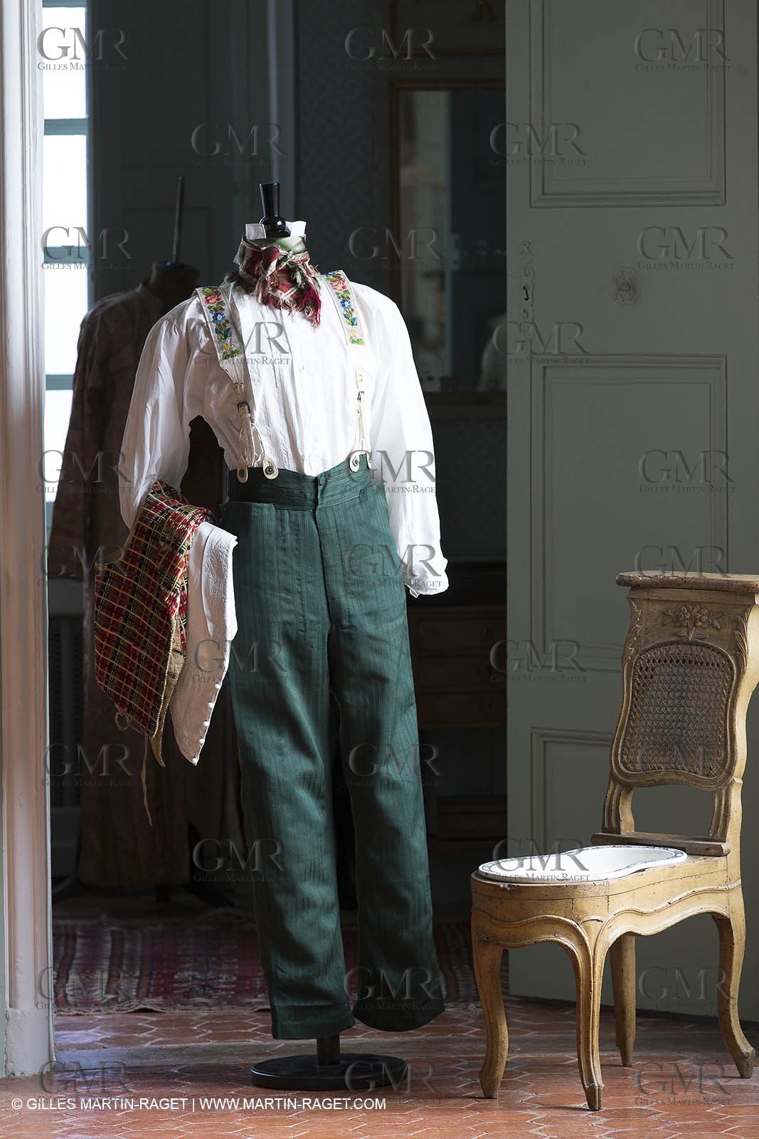 31 10 2013 - Ansouis (FRA,84) - Ansouis castle - Costumes of the exhibit Men costumes