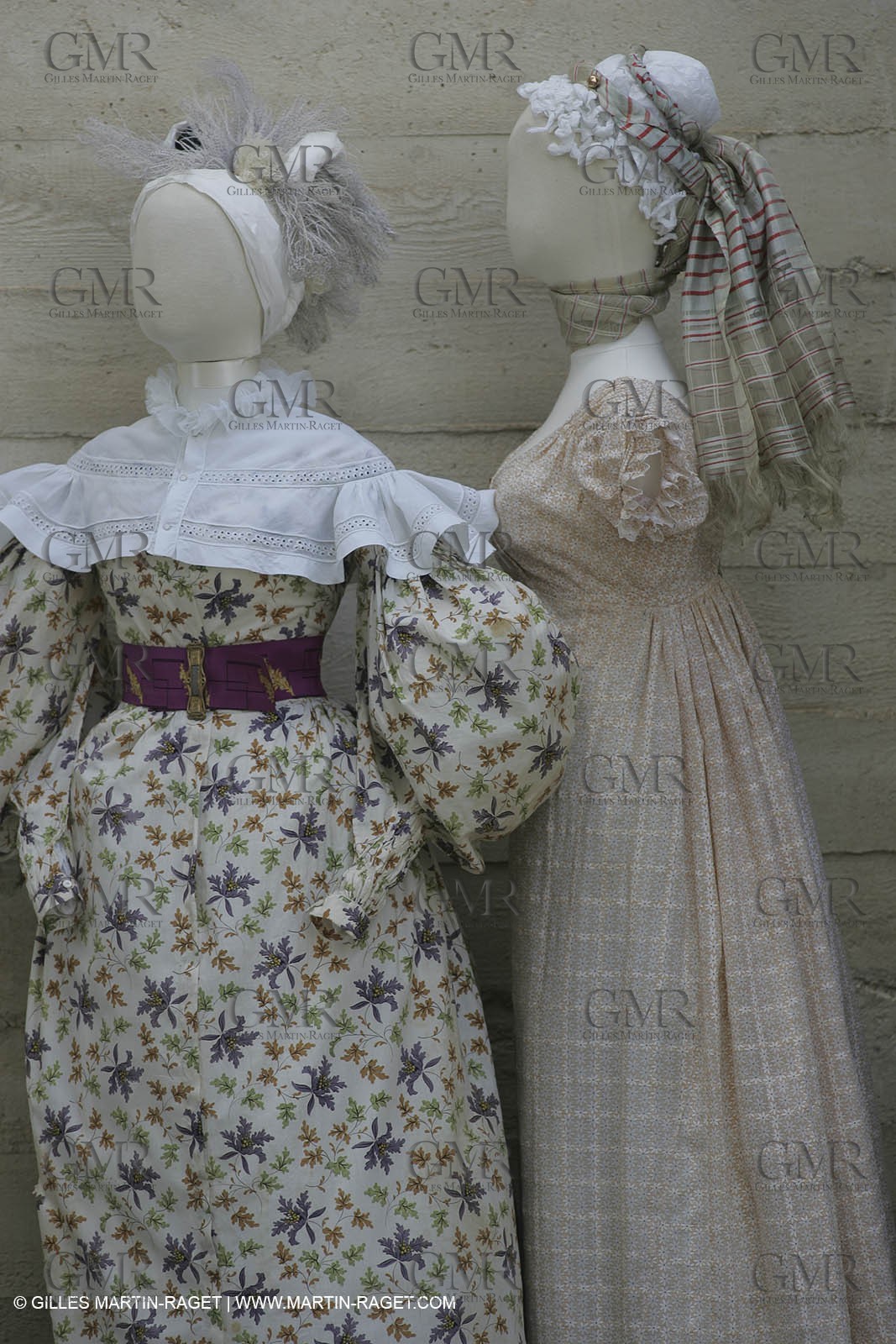 Mai 2004 - La Tour d'Aigues (FRA, 84) Costumes anciens pour l'exposition Femmes du Midi
