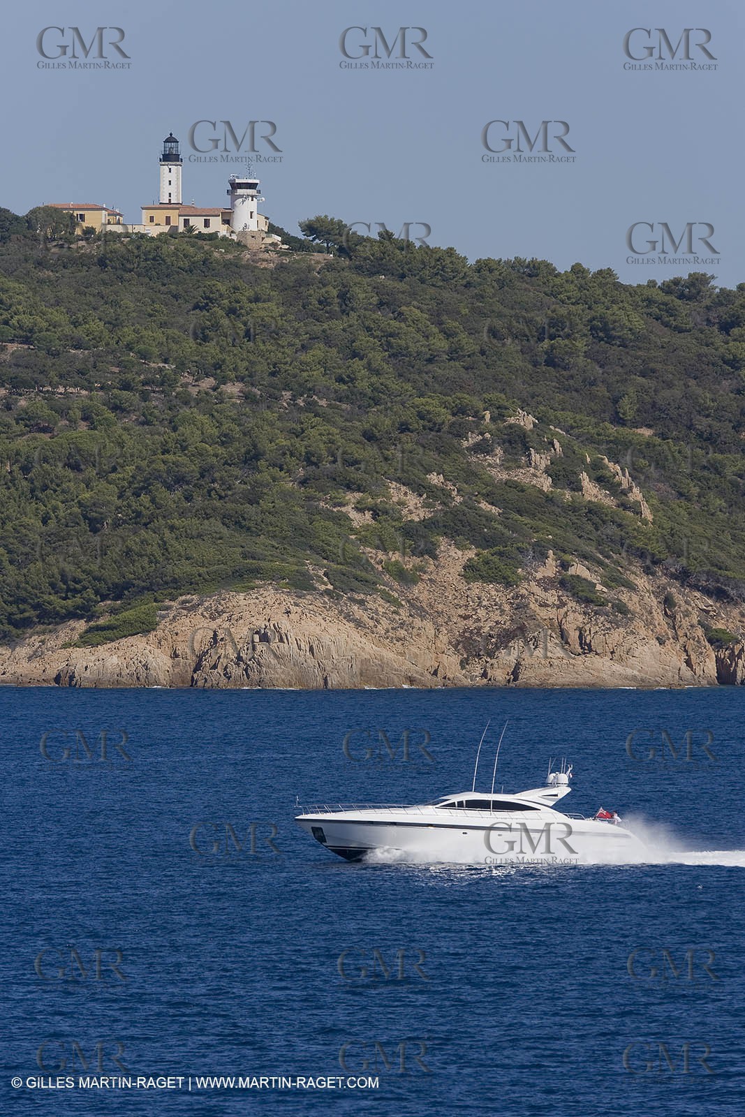 06 09 2007 - Saint Tropez (FRA, 83) - Superyachts - Motoryachts - Mangusta 92 Triple Fun à Saint Tropez - Au mouillage devant le Club 55 à la plage de Pampelonne