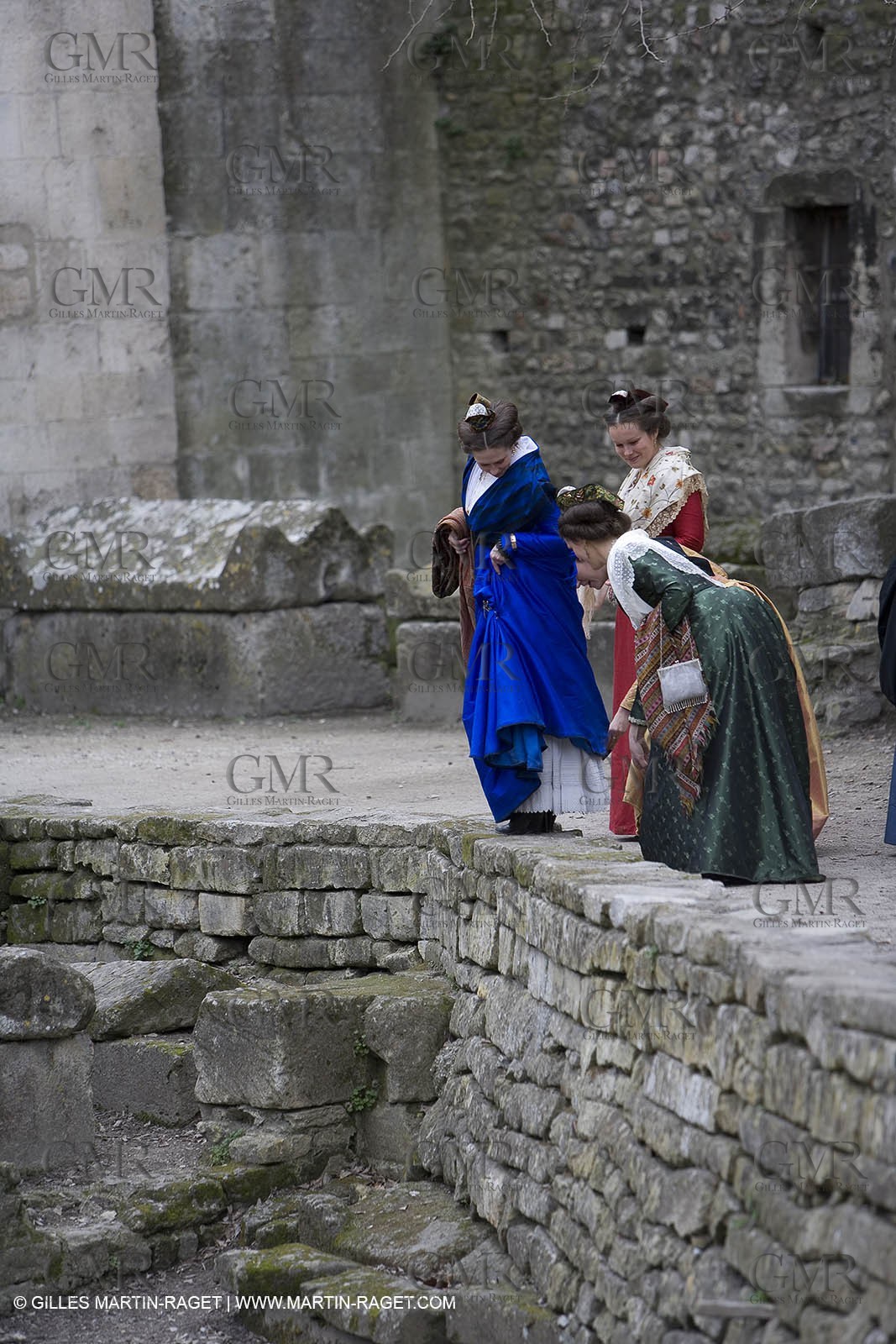 04 03 2007 - Arles - Queen of Arles and her assistants at Les Alyscamps monument