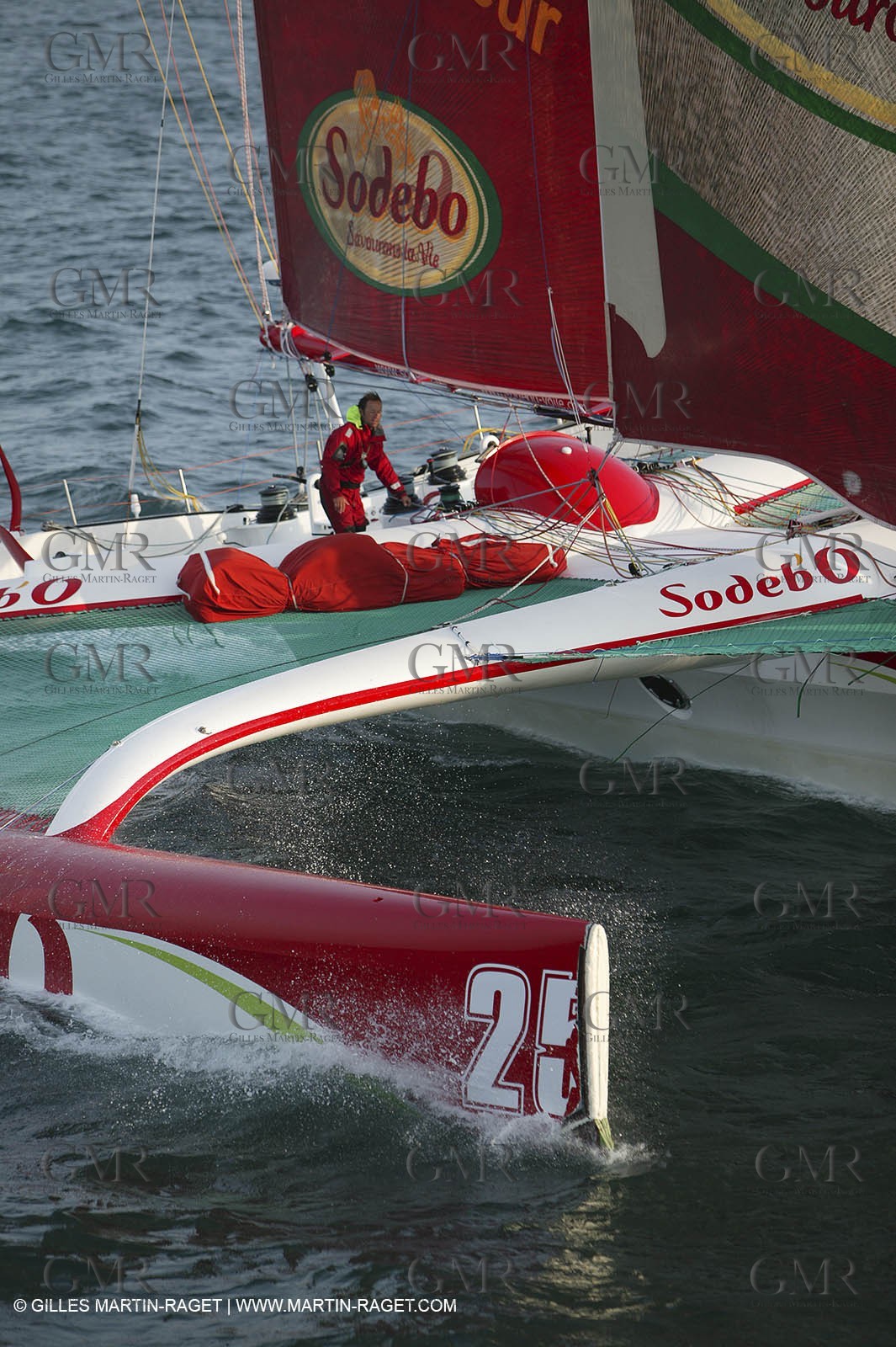14 08 06 - Isle of Wight (UK) - Thomas Coville beat the round britain island sailing record onboard his 60 trimaran sodebo
