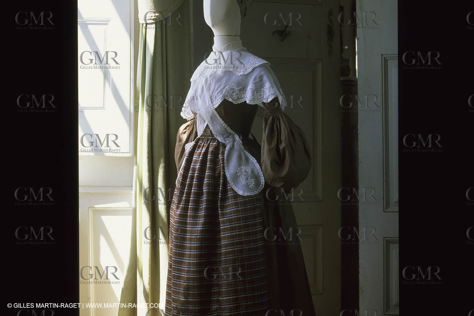 France, Provence, Exposition Costumes de Chateaux