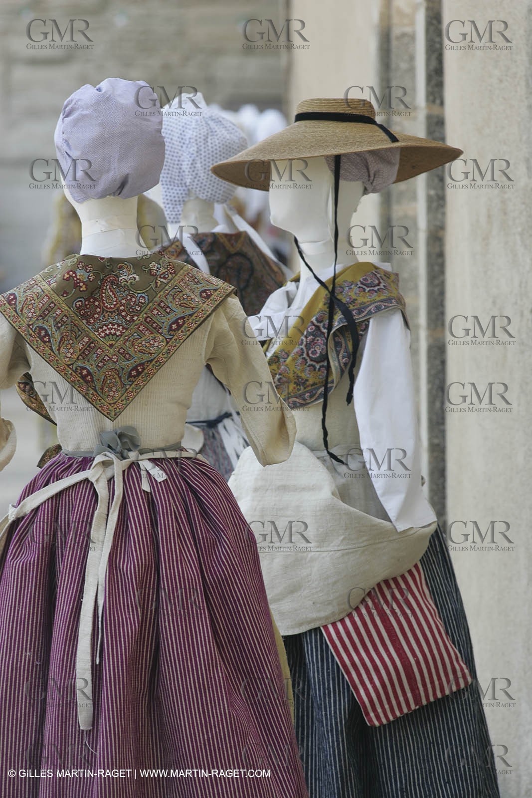 Mai 2004 - La Tour d'Aigues (FRA, 84) Costumes anciens pour l'exposition Femmes du Midi