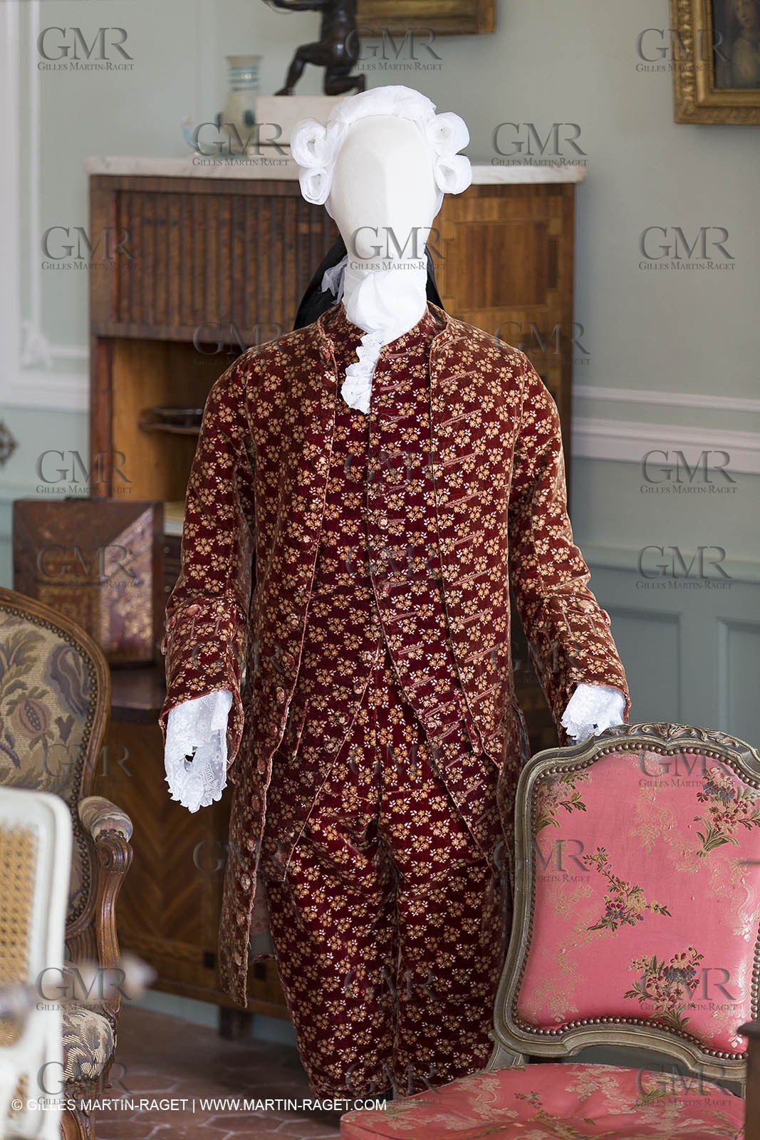 31 10 2013 - Ansouis (FRA,84) - Ansouis castle - Costumes of the exhibit Men costumes