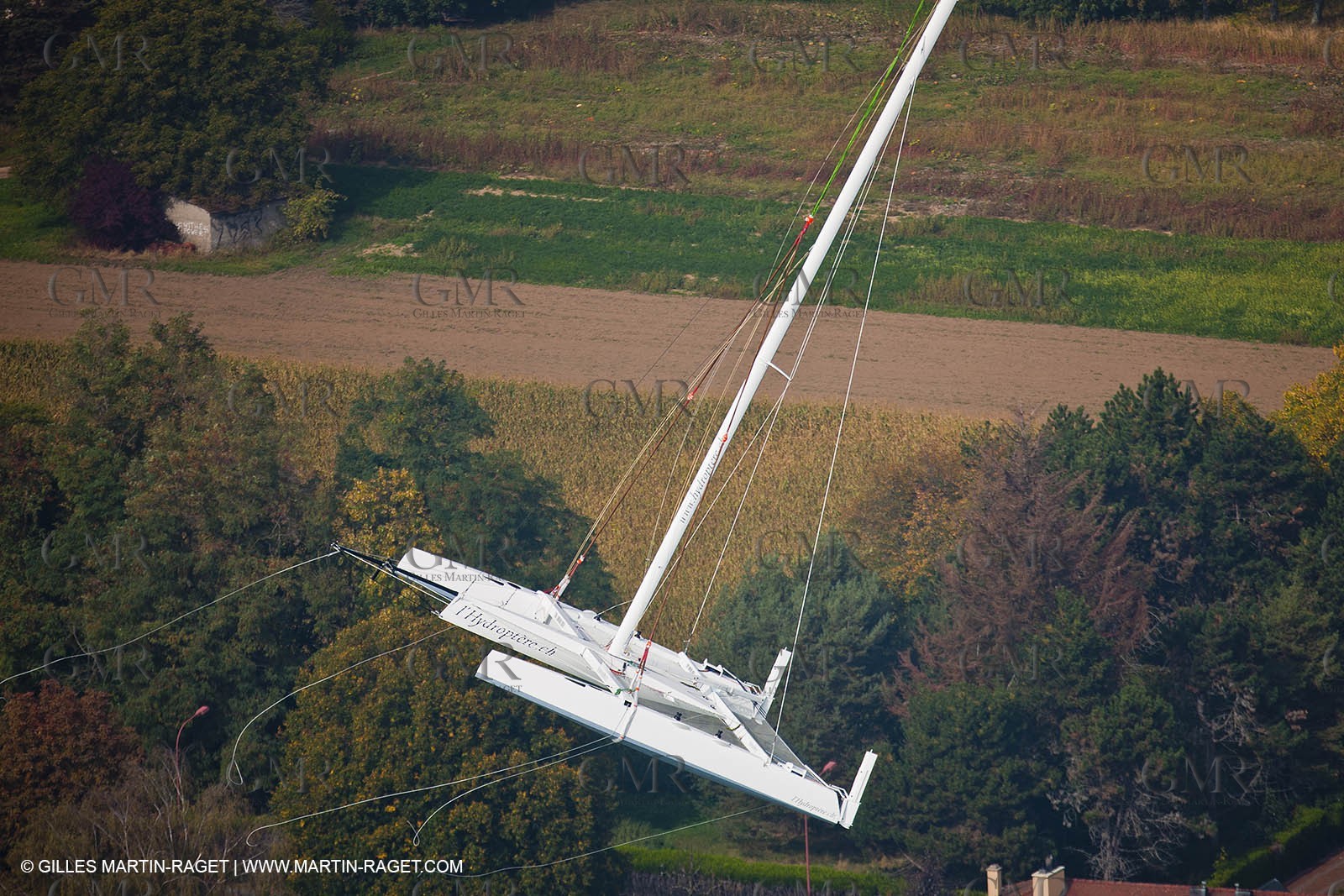 08 10 10 - St Sulpice (SUI) - Hydroptere.ch touches water