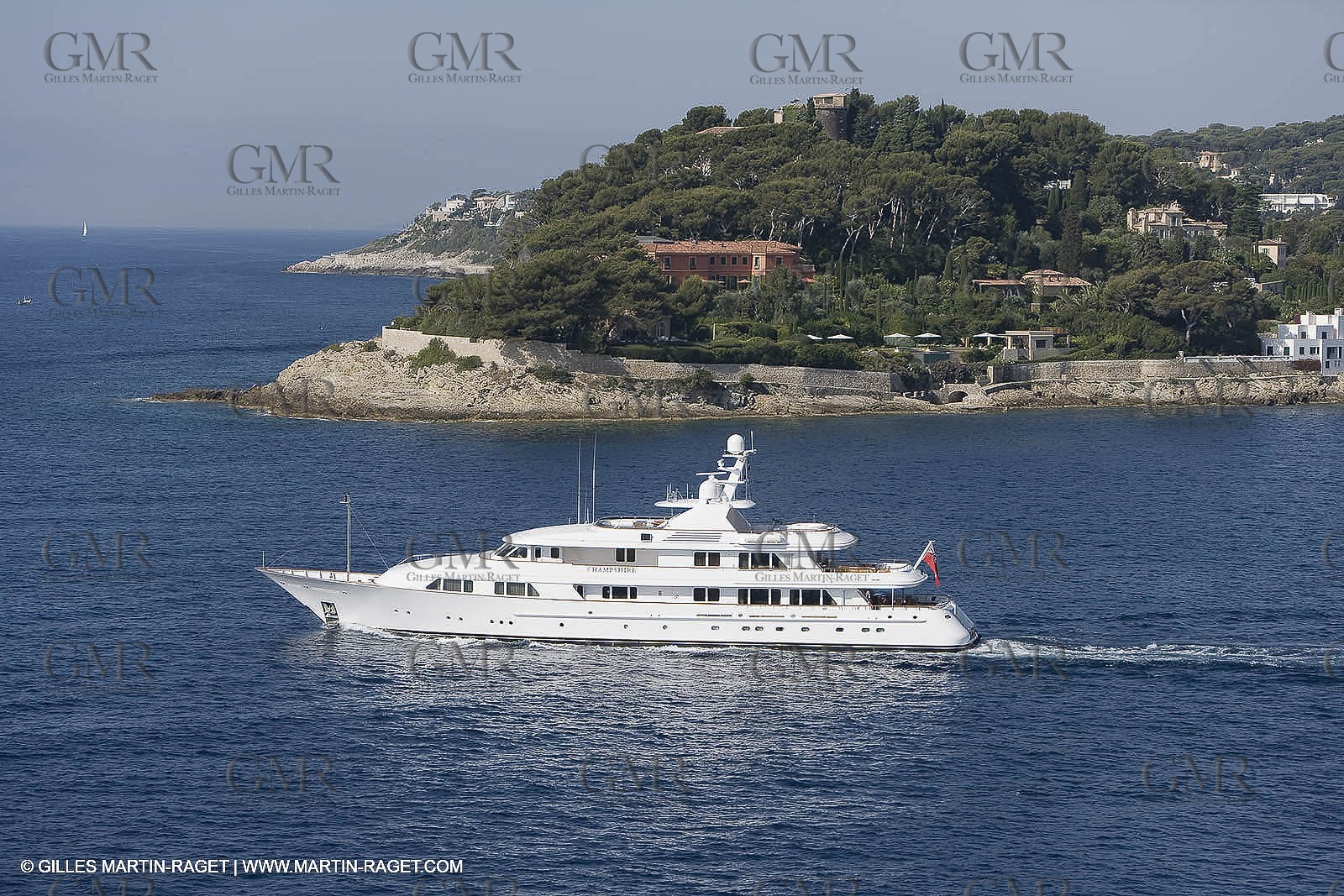 28 07 2007 - St Jean Cap Ferrat - SuperYachts - Motor Yachts - Hampshire