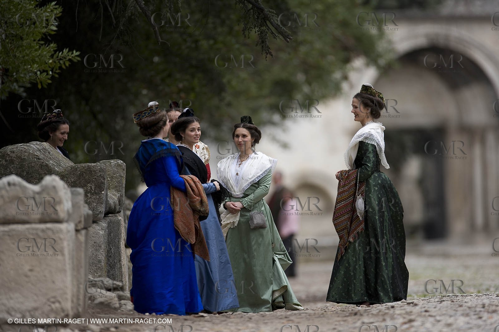 04 03 2007 - Arles - Queen of Arles and her assistants at Les Alyscamps monument