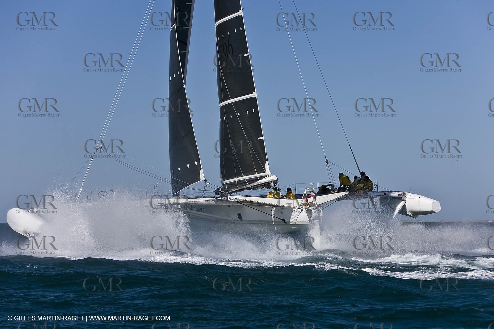 04 07 08 - Port Saint Louis du Rhône - L'Hydroptère à l' entrainement