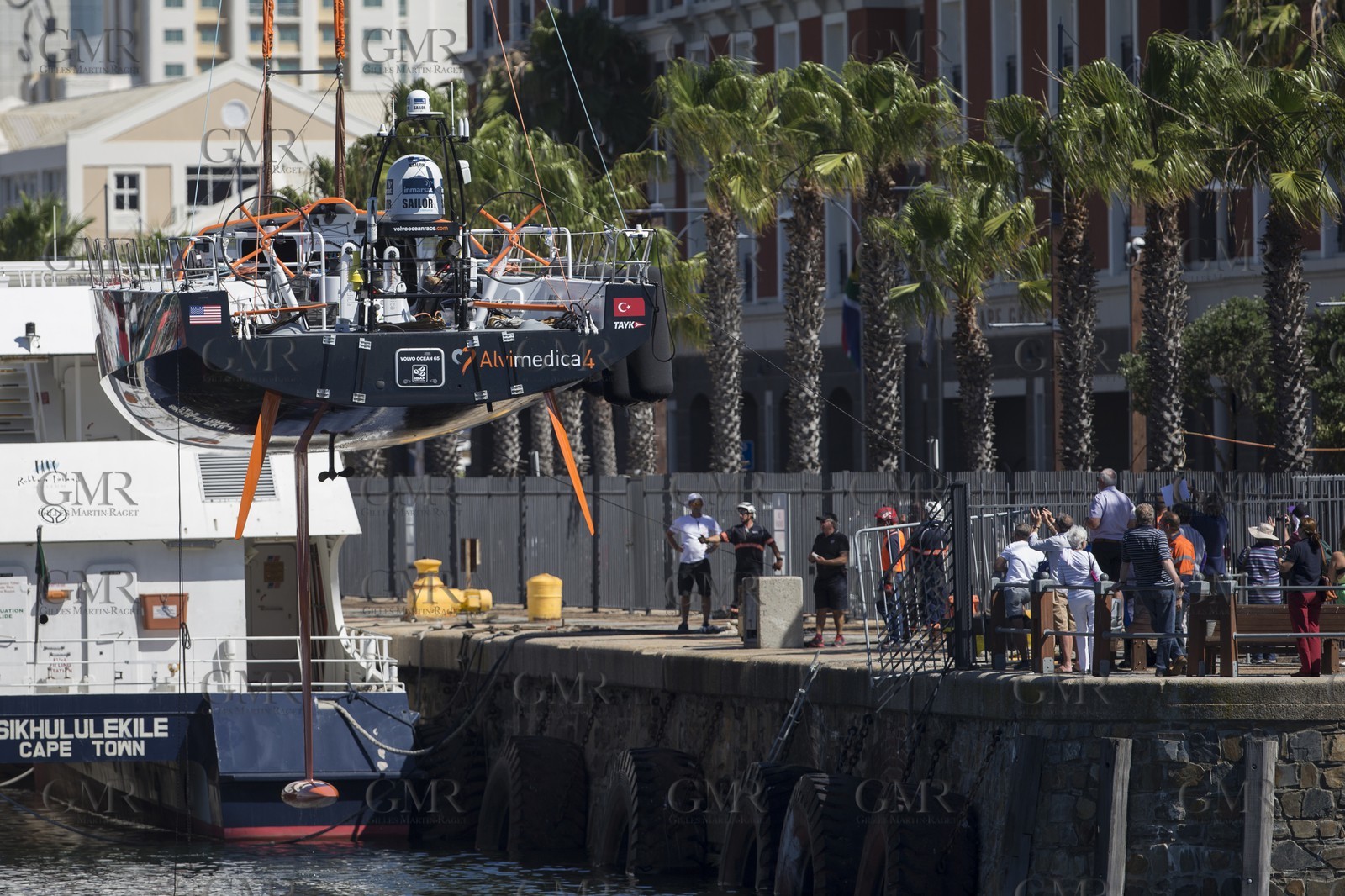 07 11 2014, Capetown (ZAF), Volvo Ocean Race 2014-15, Team Alvimedica, boat being lifted with the iconic Table Mountain as a background