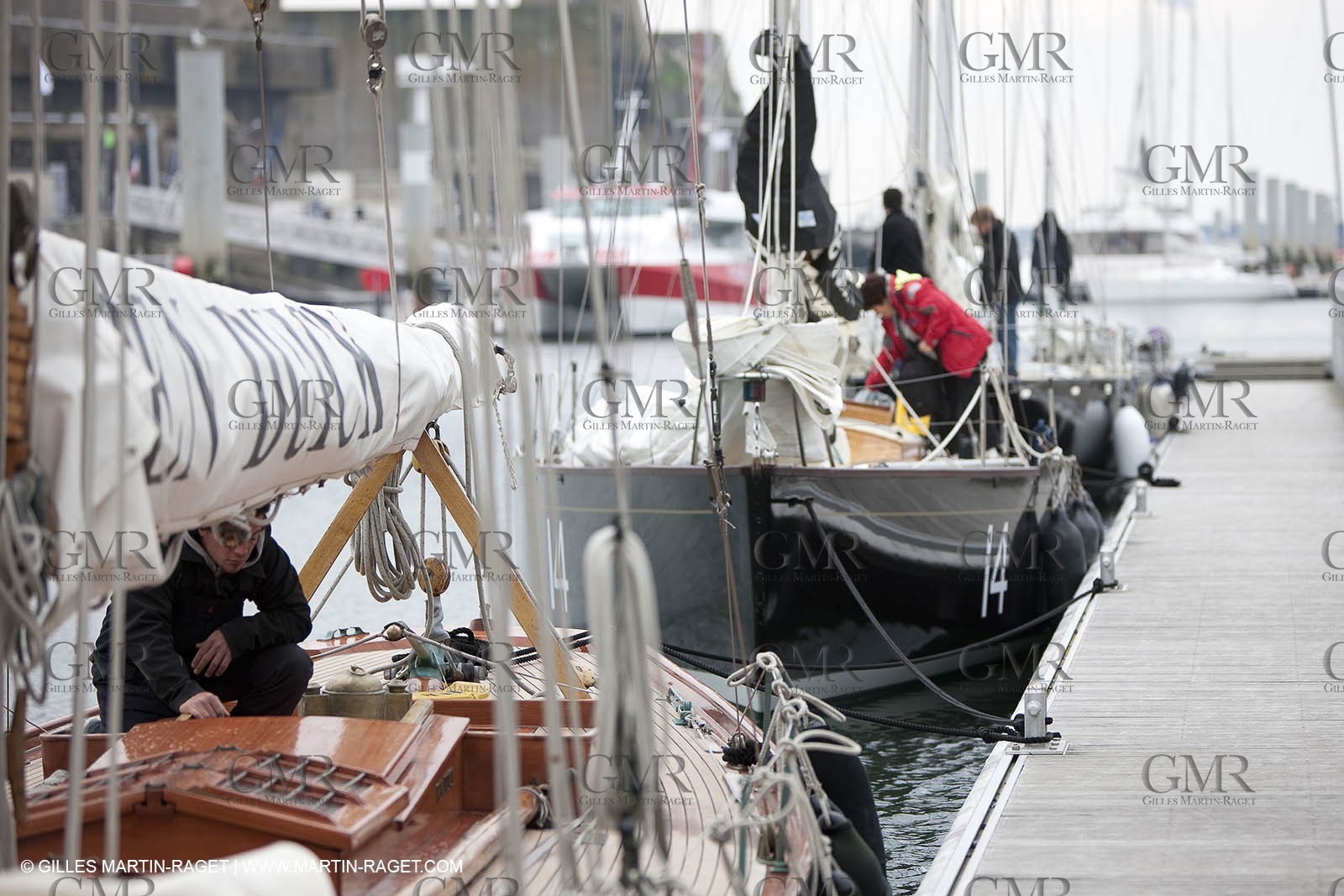 19 05 2010- Lorient- (FRA,56)  - les cinq Pen Duick et l'Hydroptère devant la Cité de la Voile Eric Tabarly